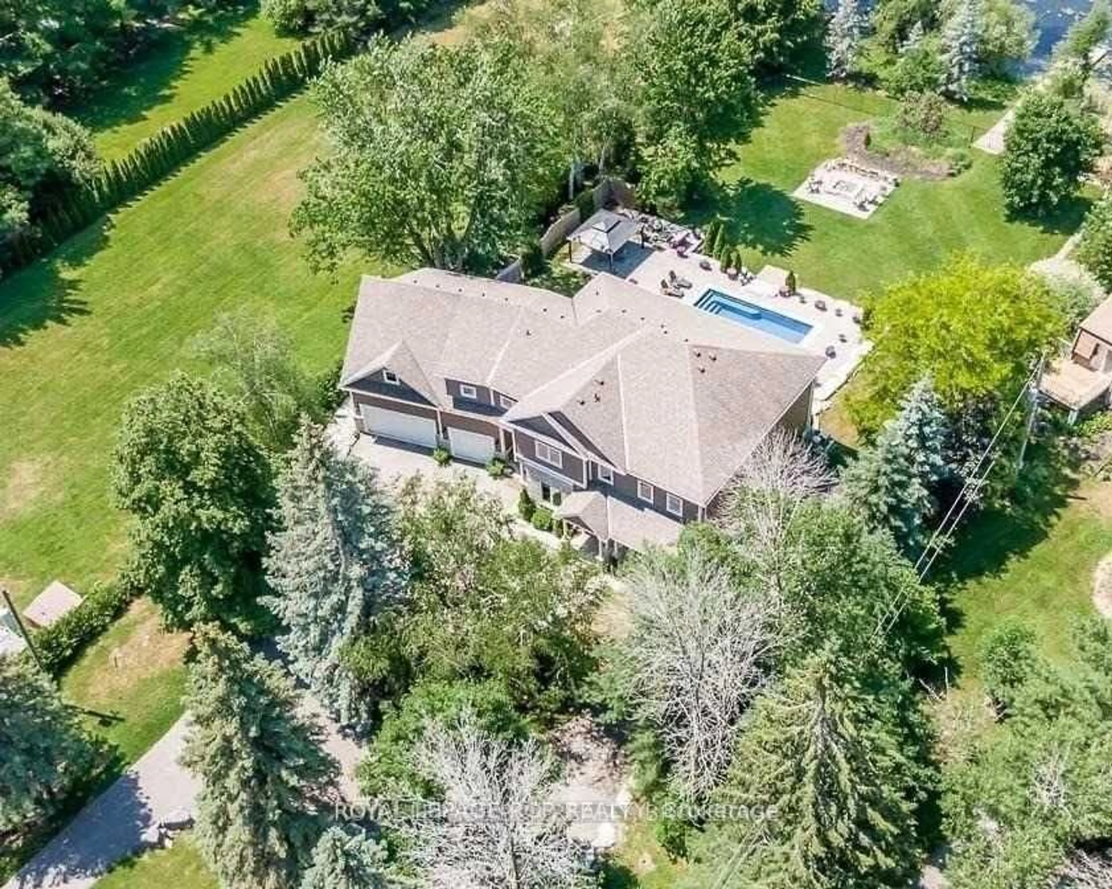 A pic from outside/outdoor area/front of a property/back of a property/a pic from drone, street for 20572 Yonge St, East Gwillimbury Ontario L9N 0J7