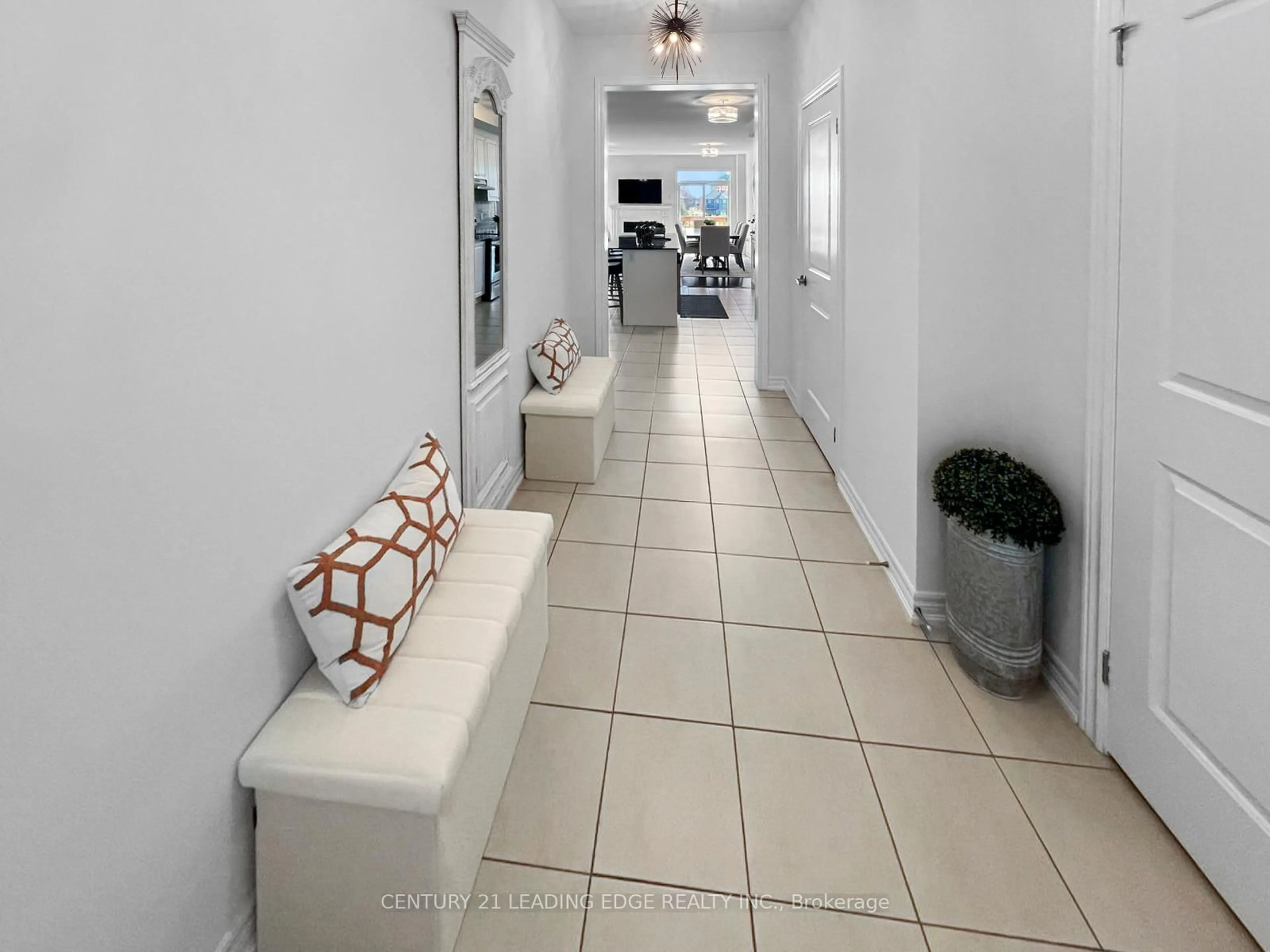 Indoor entryway for 2025 Mullen St, Innisfil Ontario L9S 0J8