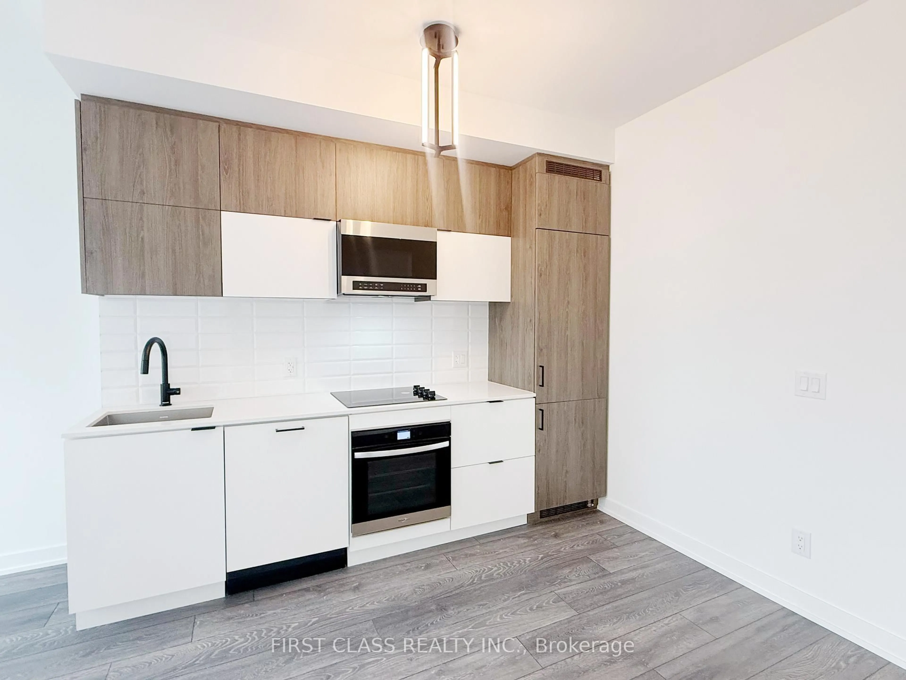 Standard kitchen, wood/laminate floor for 8888 Yonge St #709, Richmond Hill Ontario L4C 6Z1