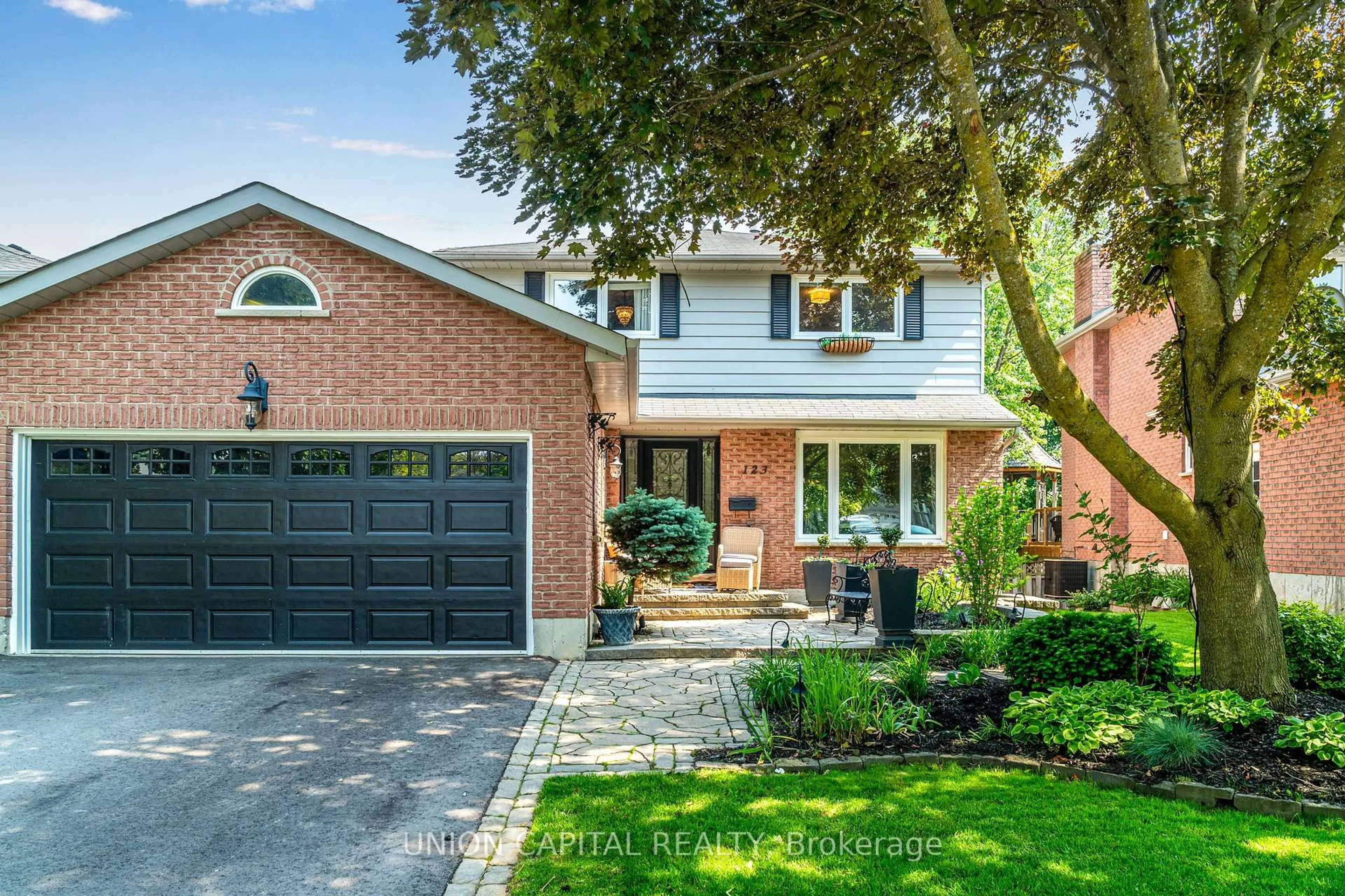 Home with brick exterior material, street for 123 Imperial Cres, Bradford West Gwillimbury Ontario L3Z 2N3
