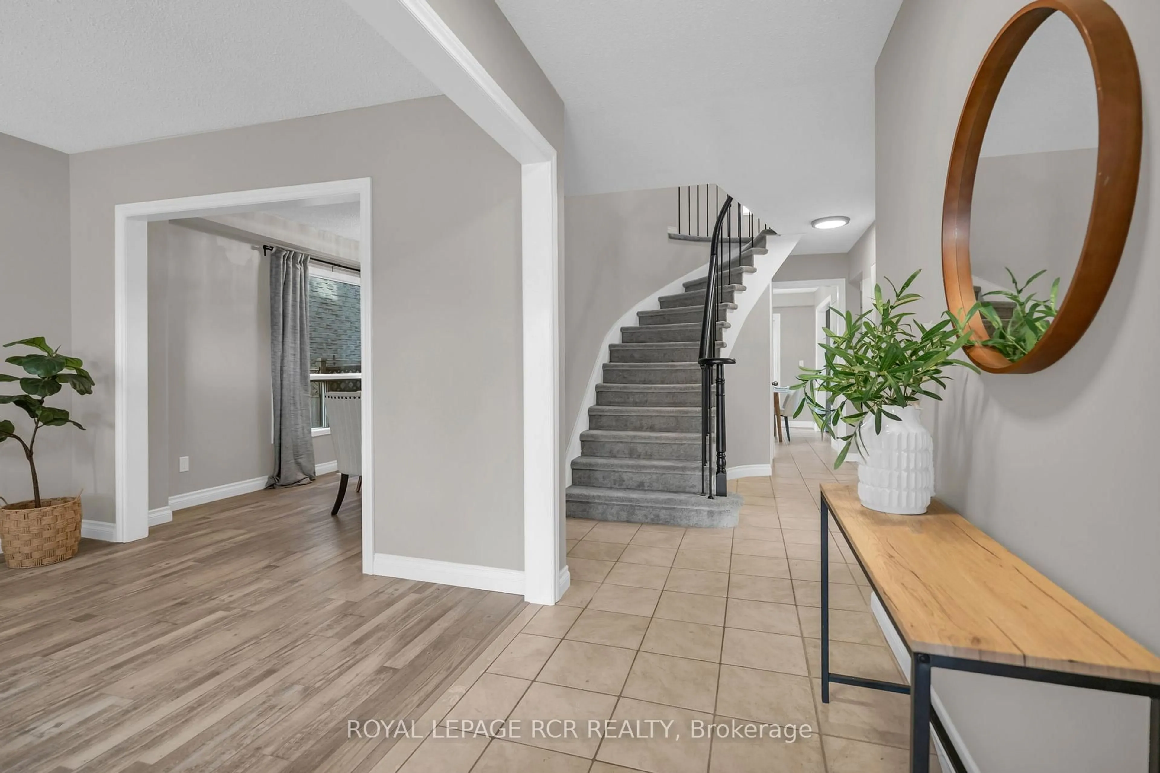 Indoor entryway for 57 Closs Sq, Aurora Ontario L4G 5H6