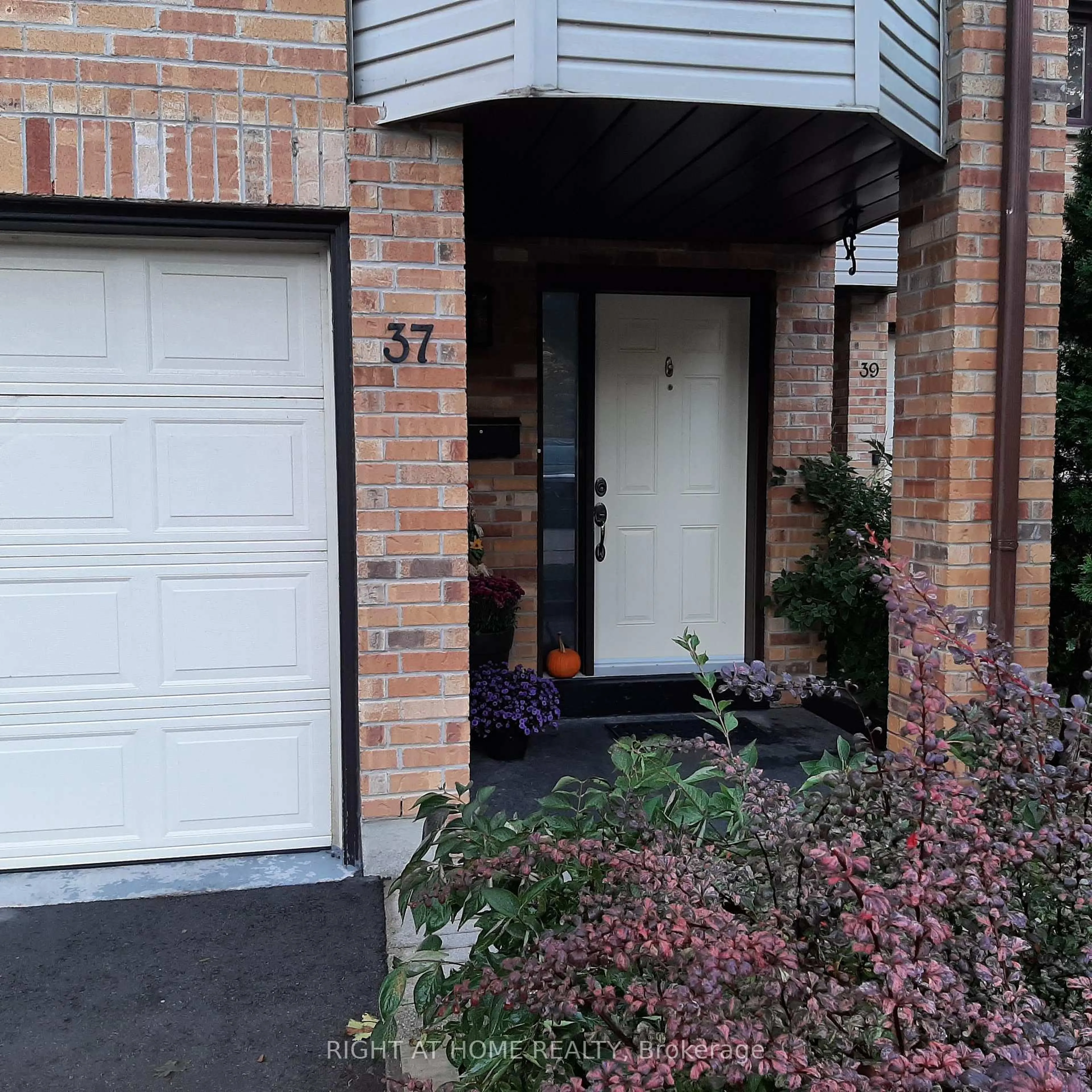 Home with brick exterior material, street for 37 Old Firehall Lane #17, Vaughan Ontario L4L 8W3