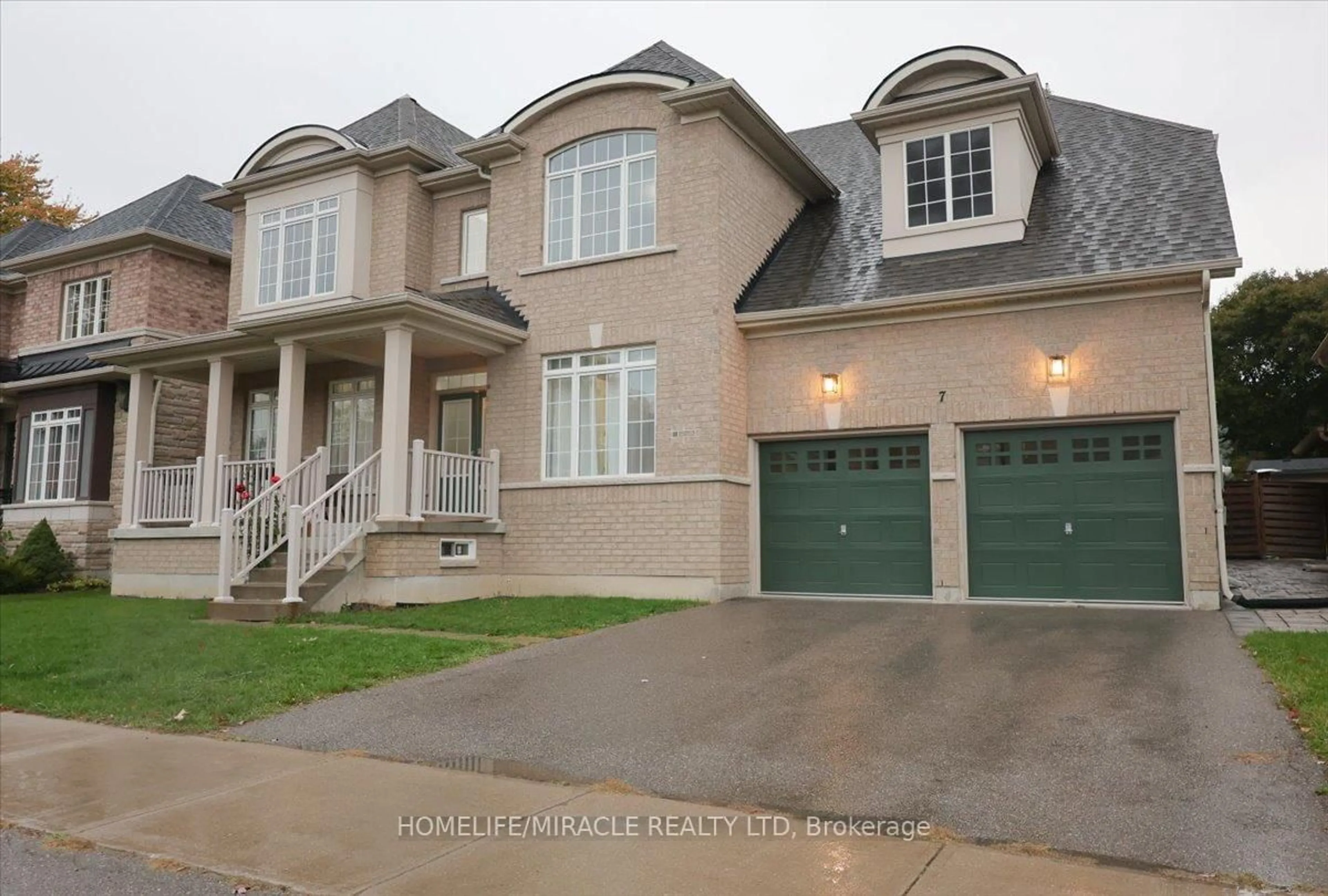 Home with vinyl exterior material, street for 7 Riley St, Innisfil Ontario L0L 1L0