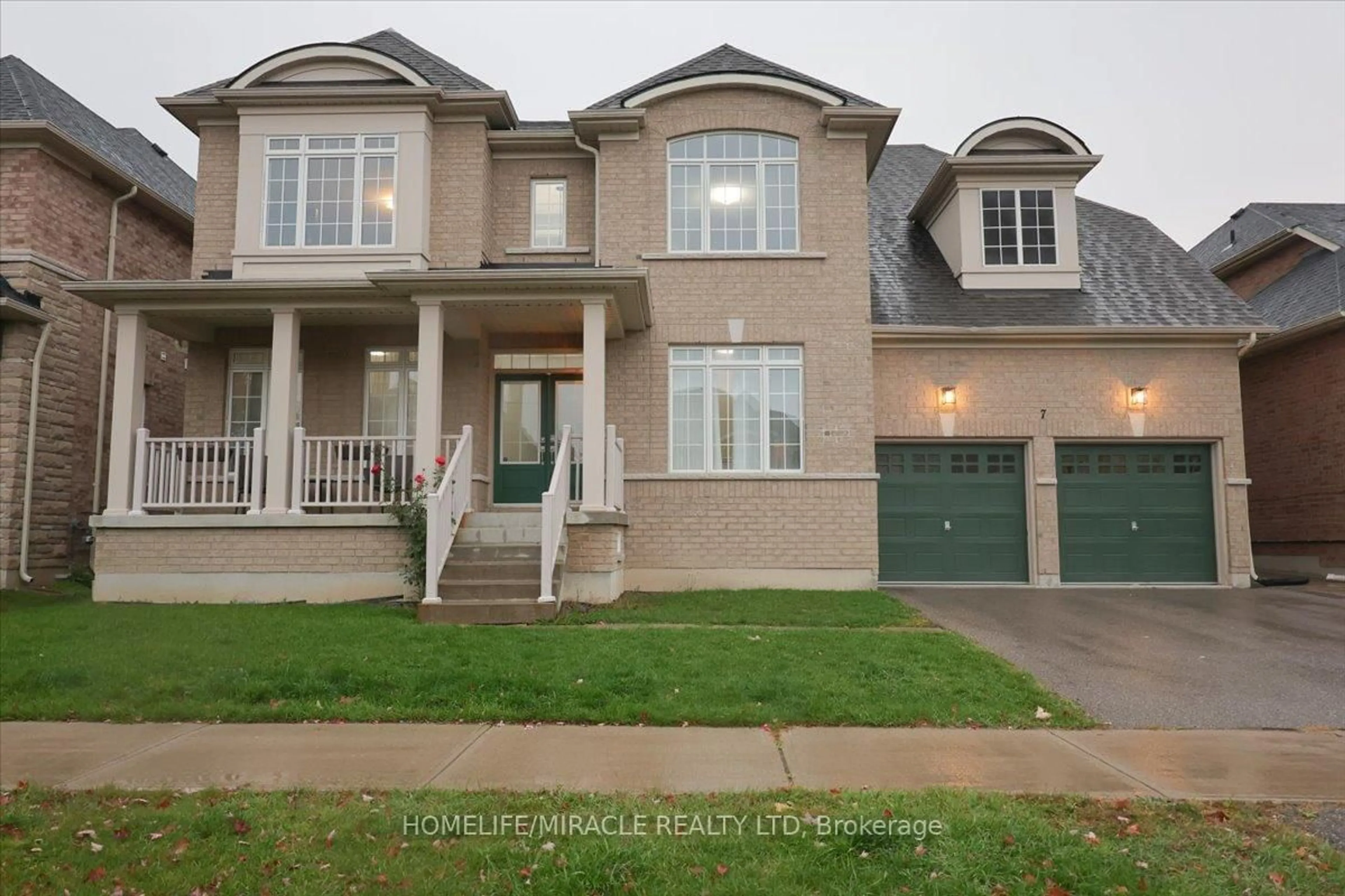 Home with vinyl exterior material, street for 7 Riley St, Innisfil Ontario L0L 1L0