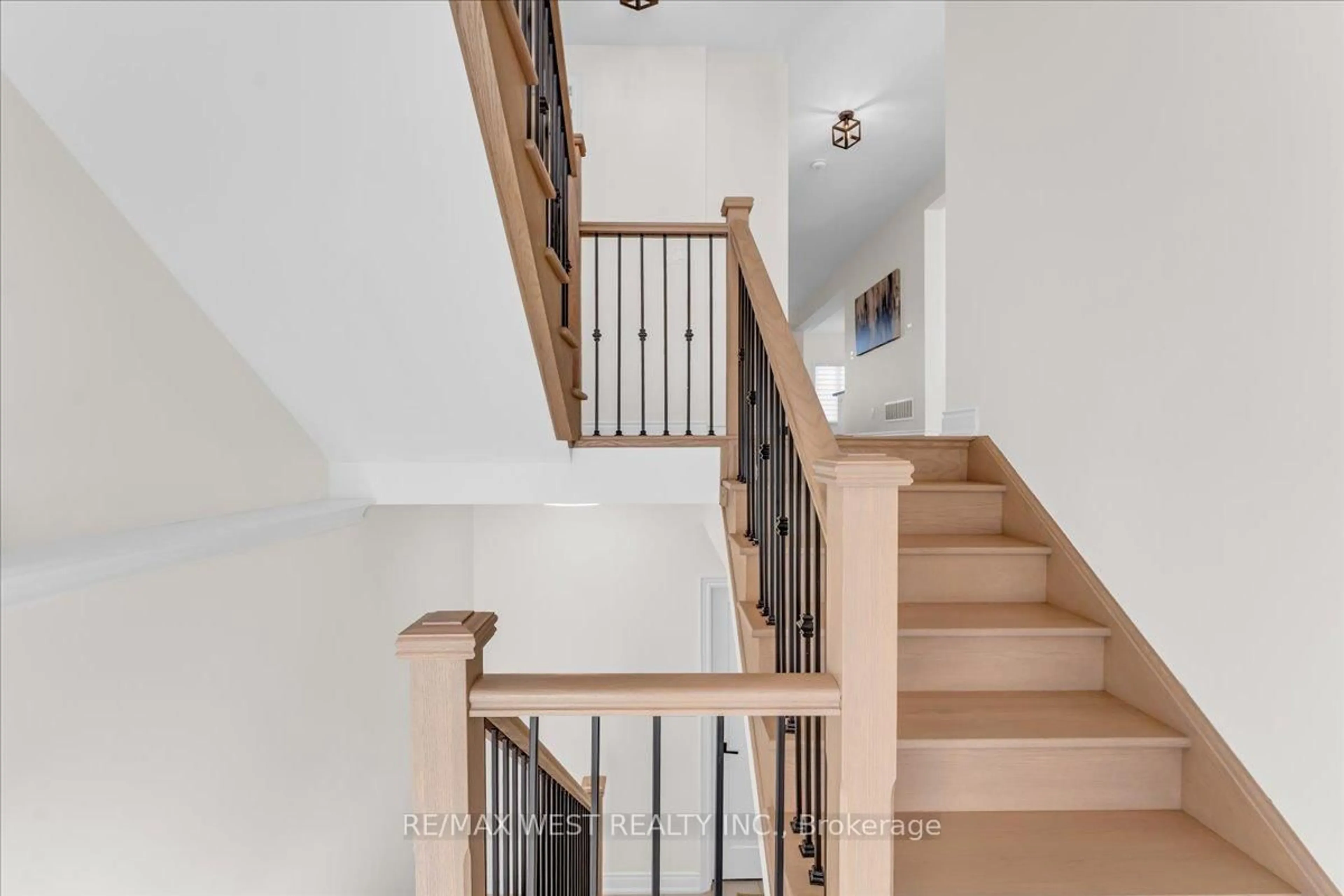 Stairs for 16 Janes Cres, New Tecumseth Ontario L9R 0T2