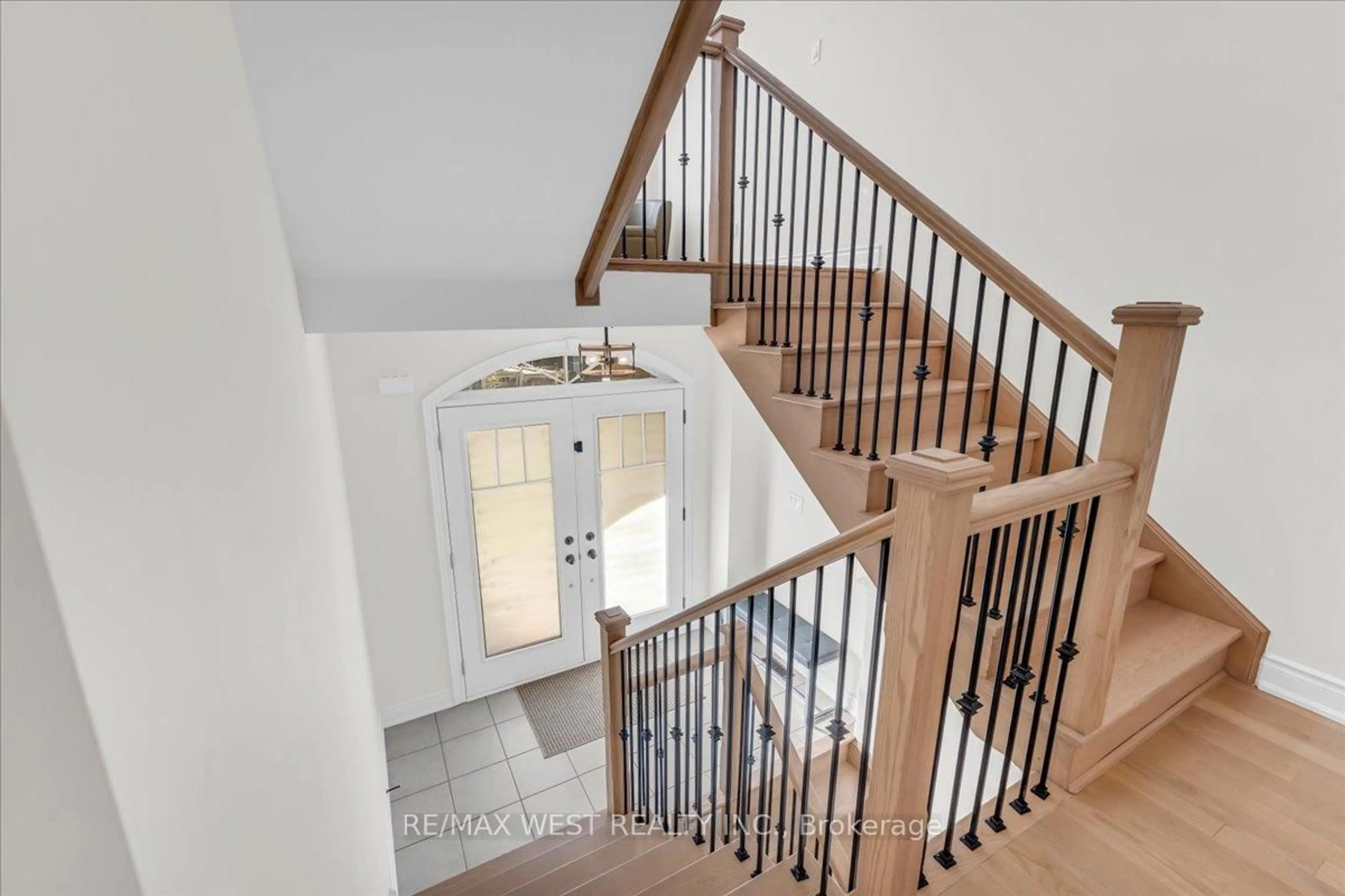Stairs for 16 Janes Cres, New Tecumseth Ontario L9R 0T2