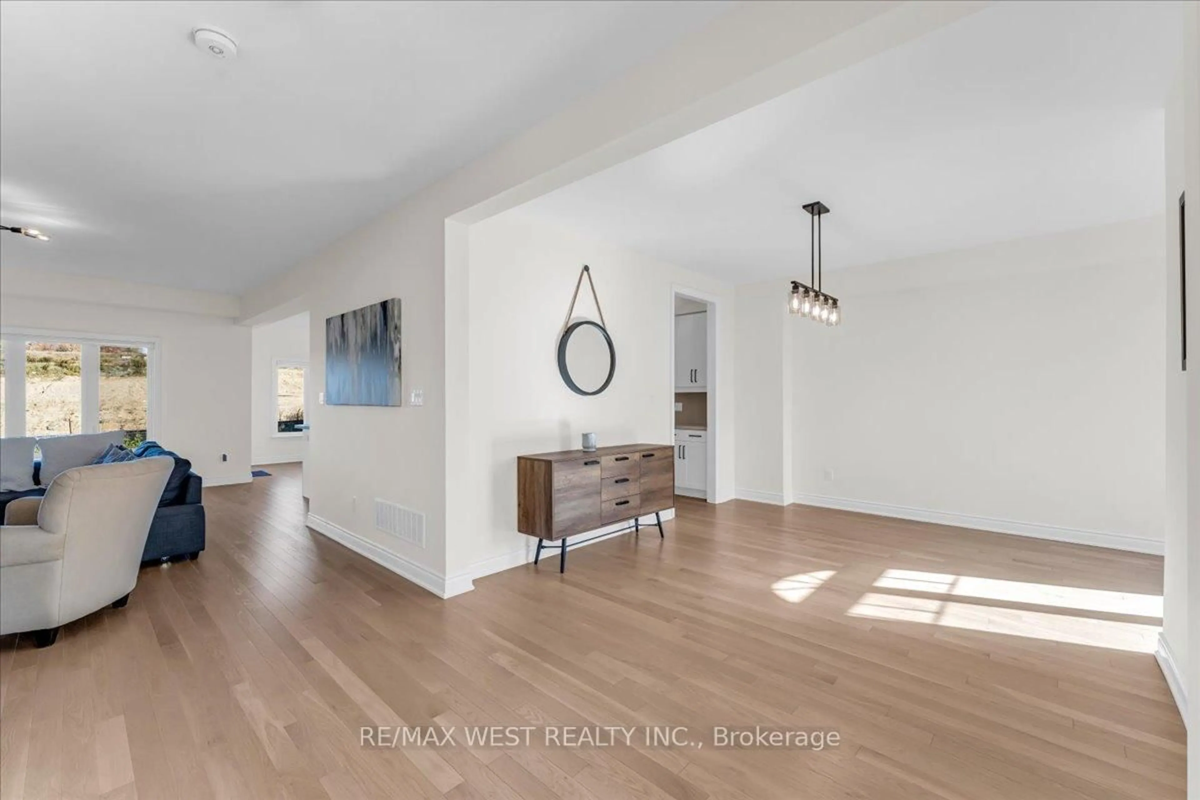 Indoor entryway for 16 Janes Cres, New Tecumseth Ontario L9R 0T2