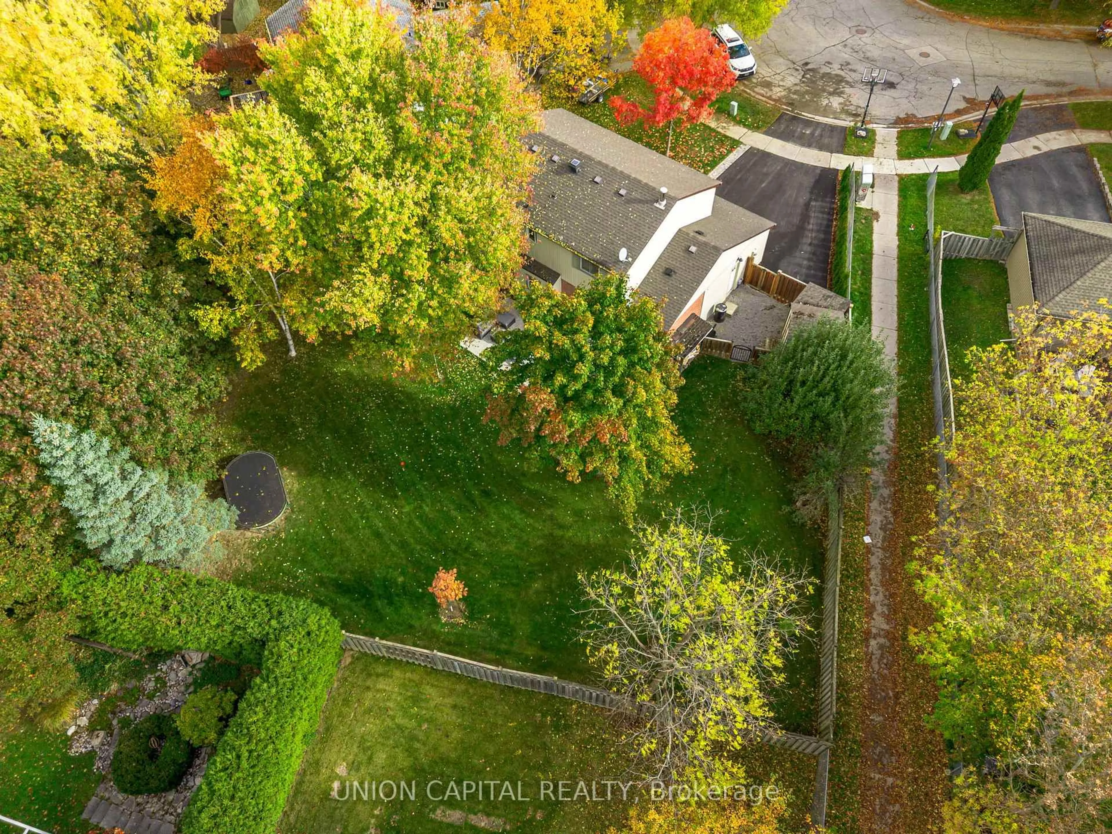 A pic from outside/outdoor area/front of a property/back of a property/a pic from drone, street for 26 Pegg's Cres, East Gwillimbury Ontario L9N 1B3