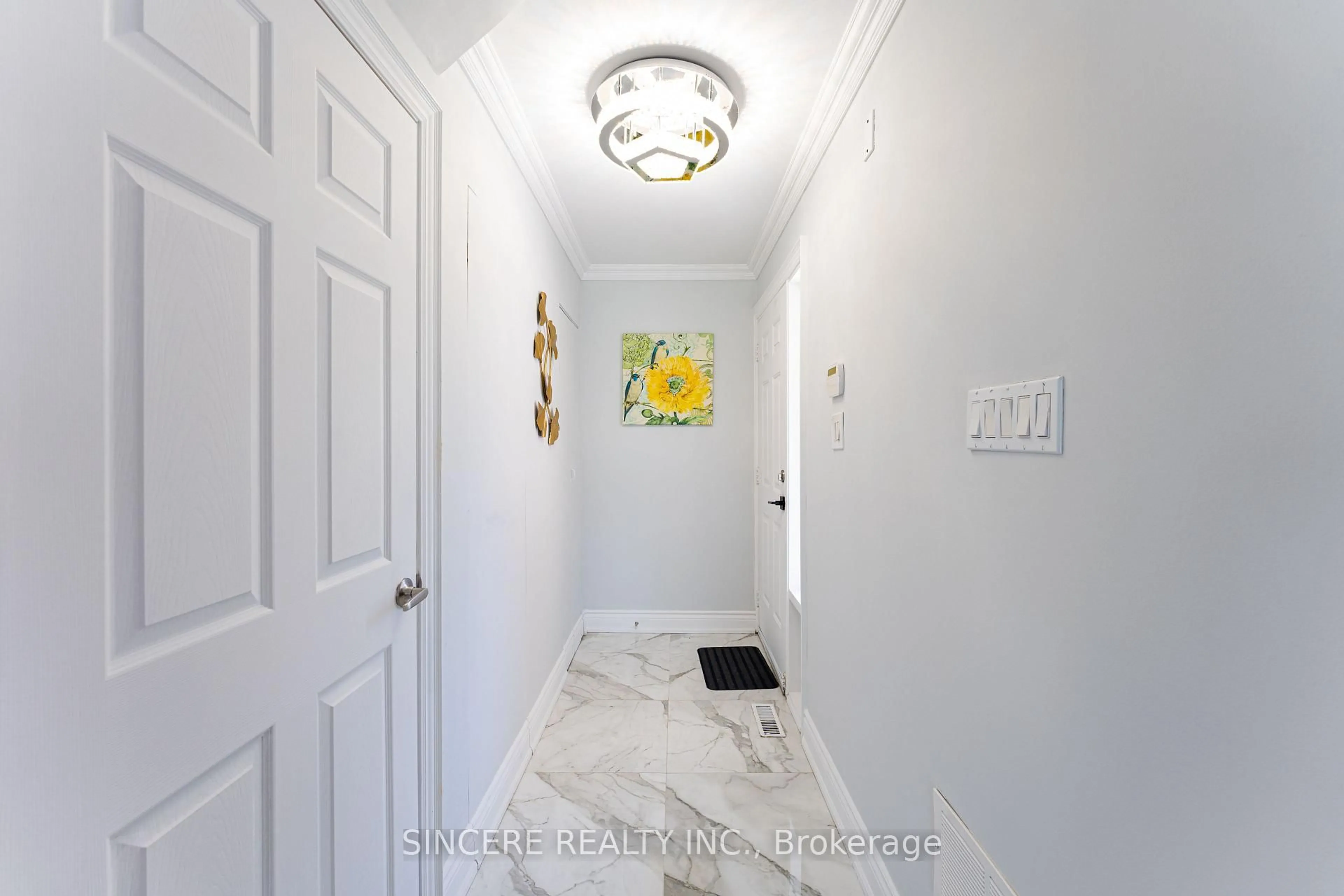 Indoor entryway for 8 Greenbelt Cres, Richmond Hill Ontario L4C 5R8