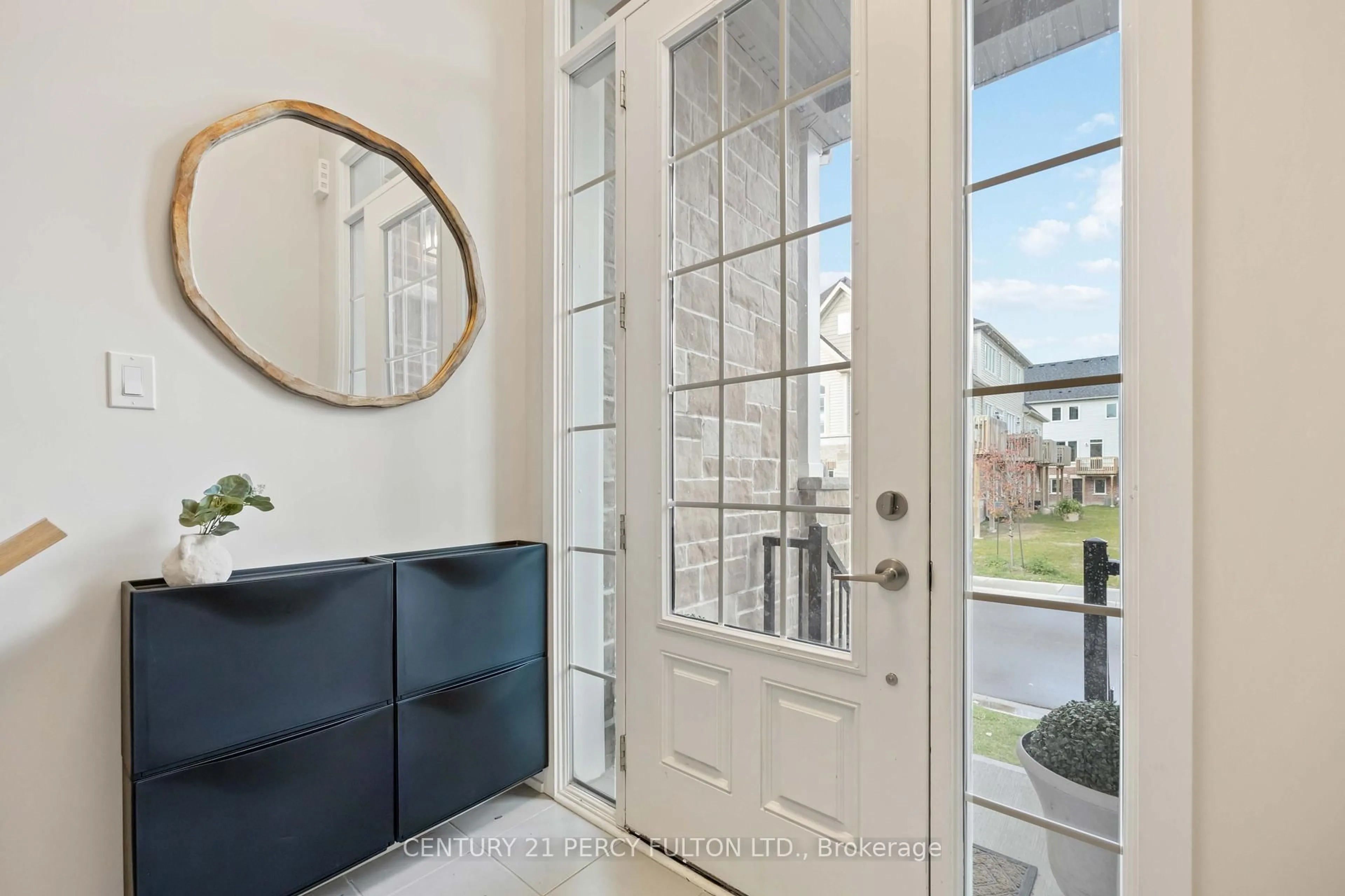 Indoor entryway for 102 Lyall Stokes Circ, East Gwillimbury Ontario L0G 1M0