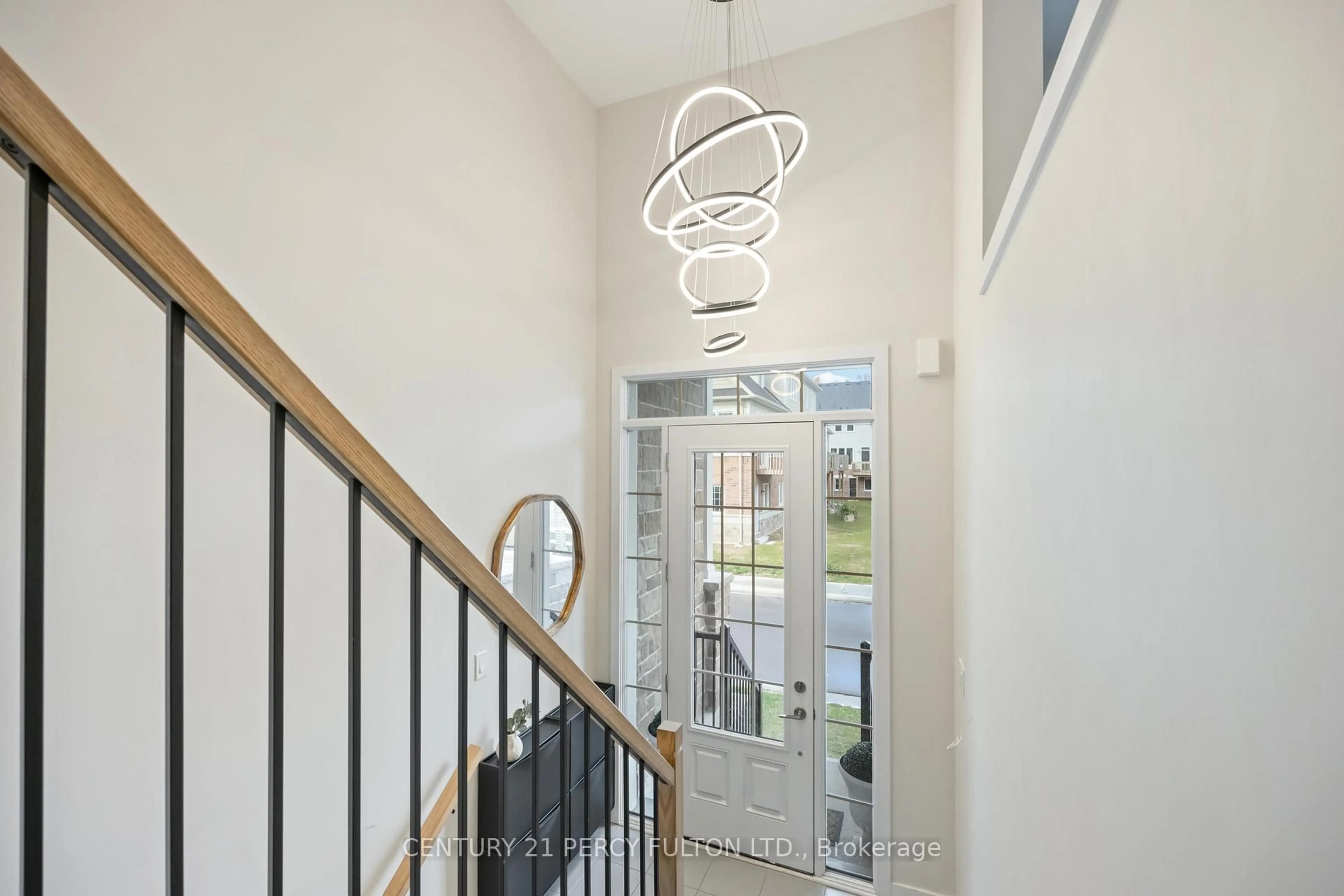 Indoor entryway for 102 Lyall Stokes Circ, East Gwillimbury Ontario L0G 1M0