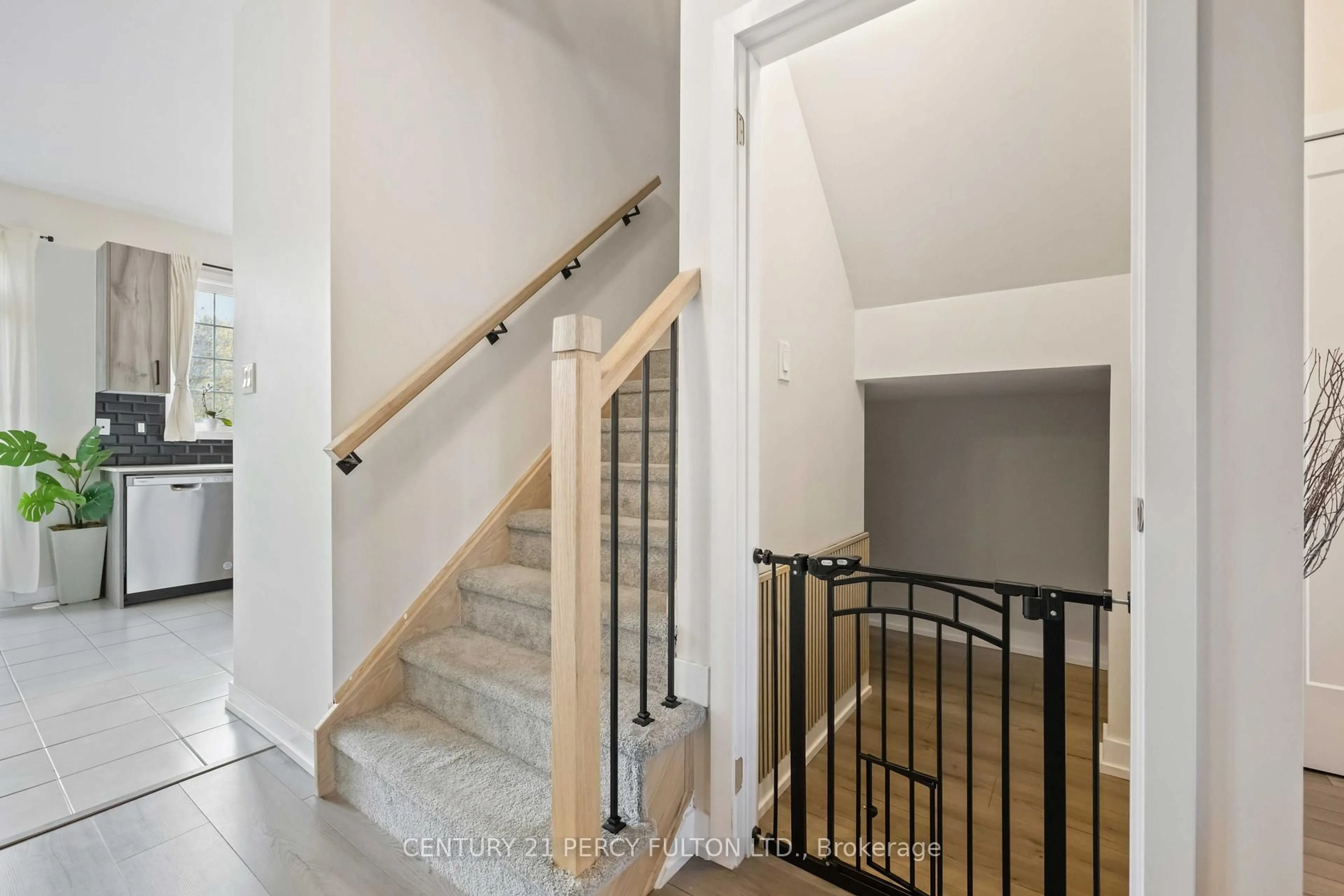 Stairs for 102 Lyall Stokes Circ, East Gwillimbury Ontario L0G 1M0
