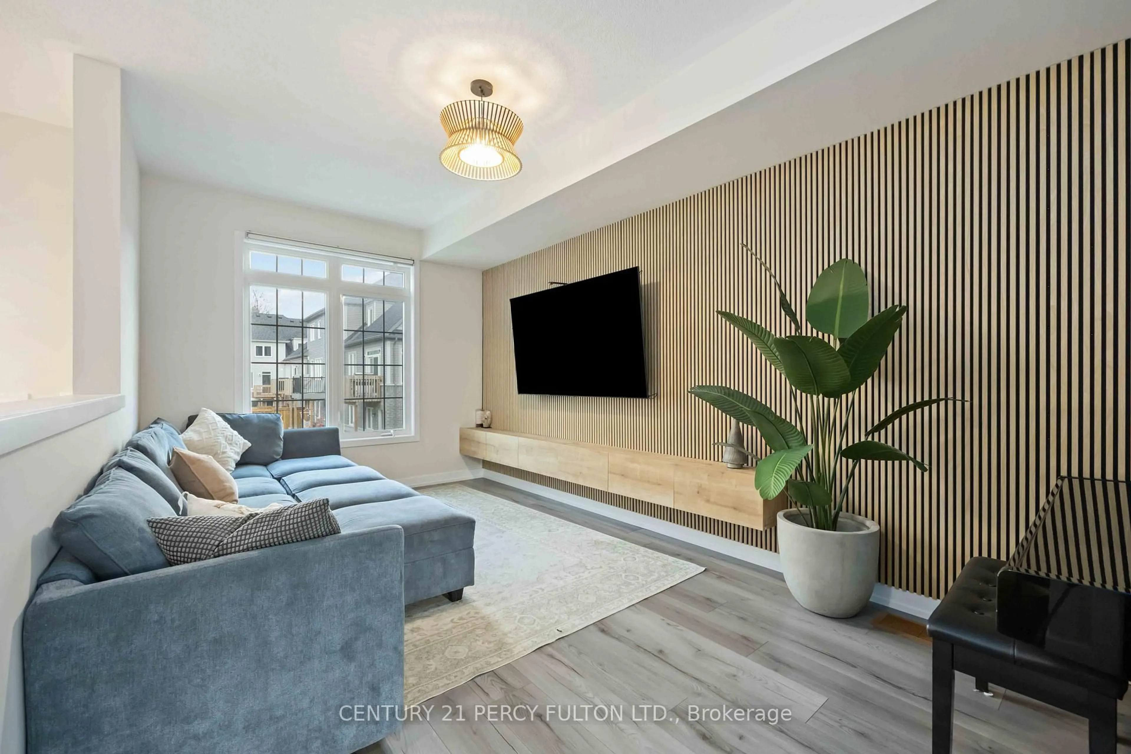 Living room with furniture, unknown for 102 Lyall Stokes Circ, East Gwillimbury Ontario L0G 1M0