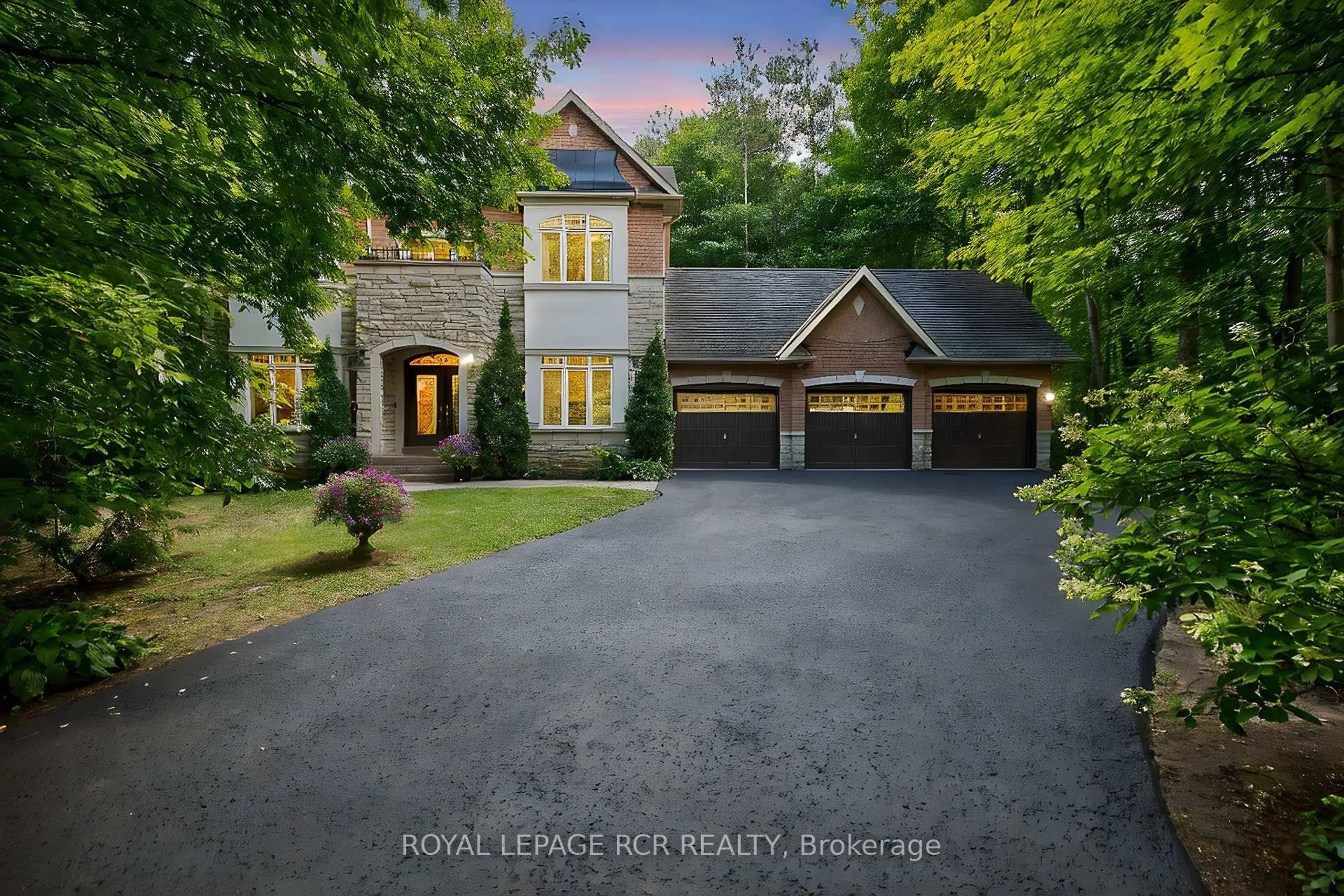 A pic from outside/outdoor area/front of a property/back of a property/a pic from drone, street for 45 Lake Woods Dr, Whitchurch-Stouffville Ontario L4A 1P1