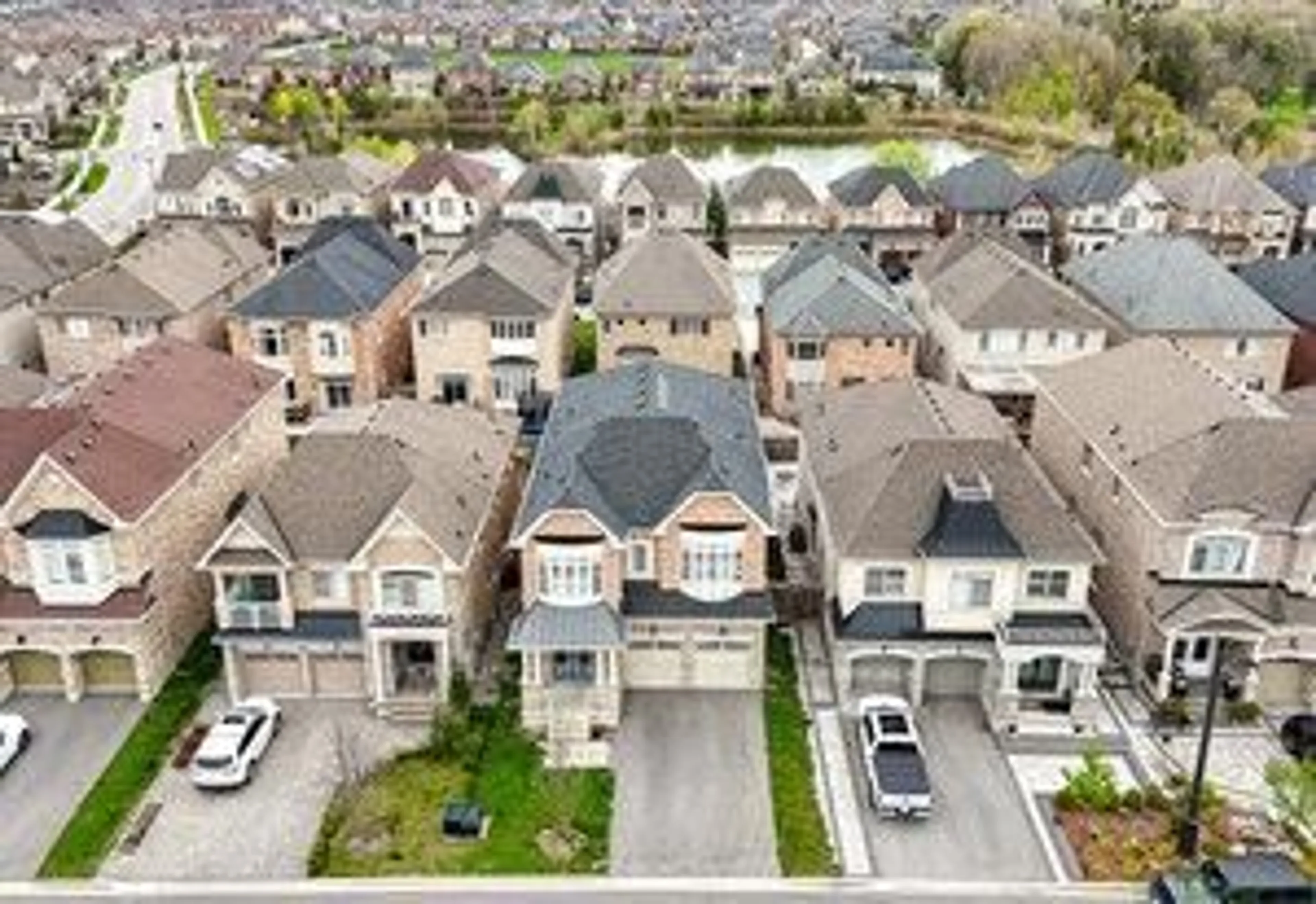 A pic from outside/outdoor area/front of a property/back of a property/a pic from drone, street for 19 Madoc Pl, Vaughan Ontario L4L 1A6