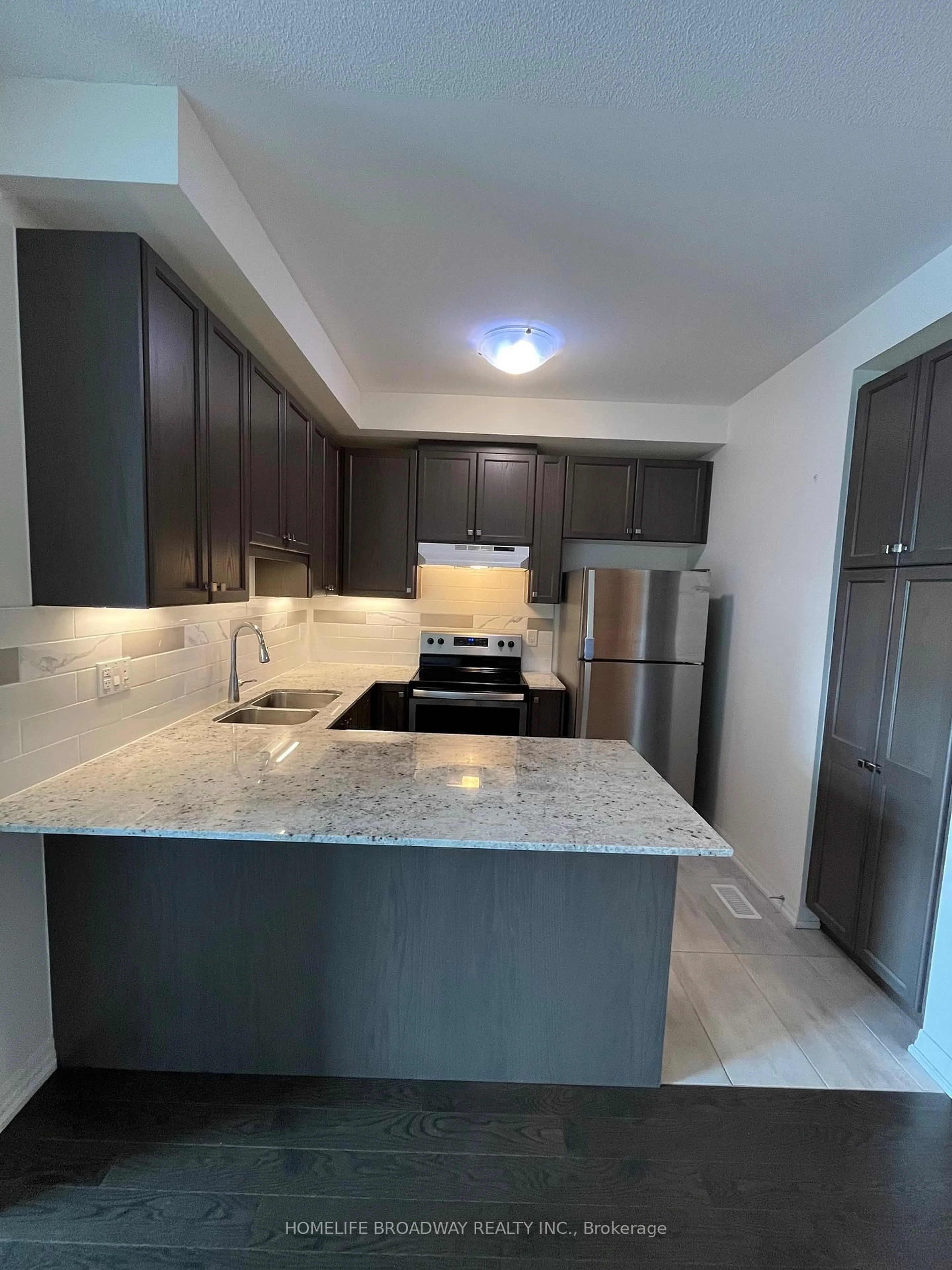 Open concept kitchen, ceramic/tile floor for 53 Vantage Loop, Newmarket Ontario L3X 0K9