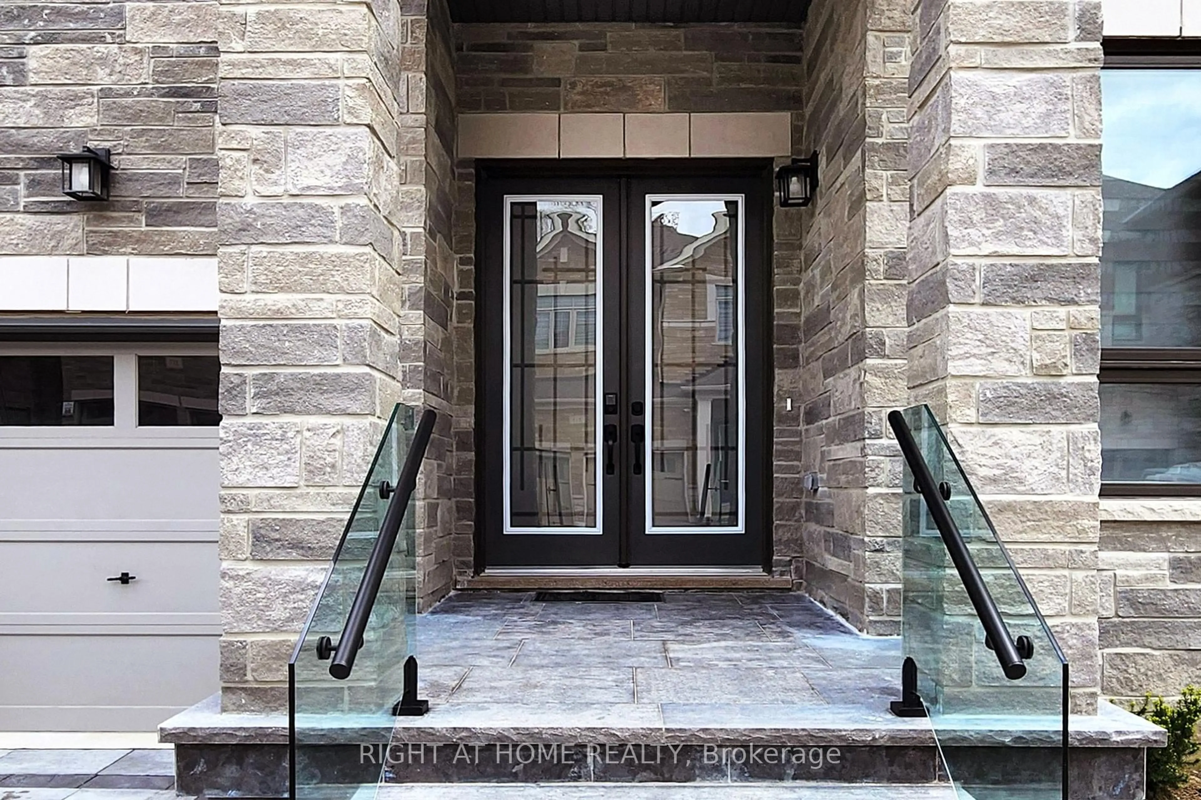 Indoor entryway for 216 Sunset Vista Crt, Aurora Ontario L4G 3Y1