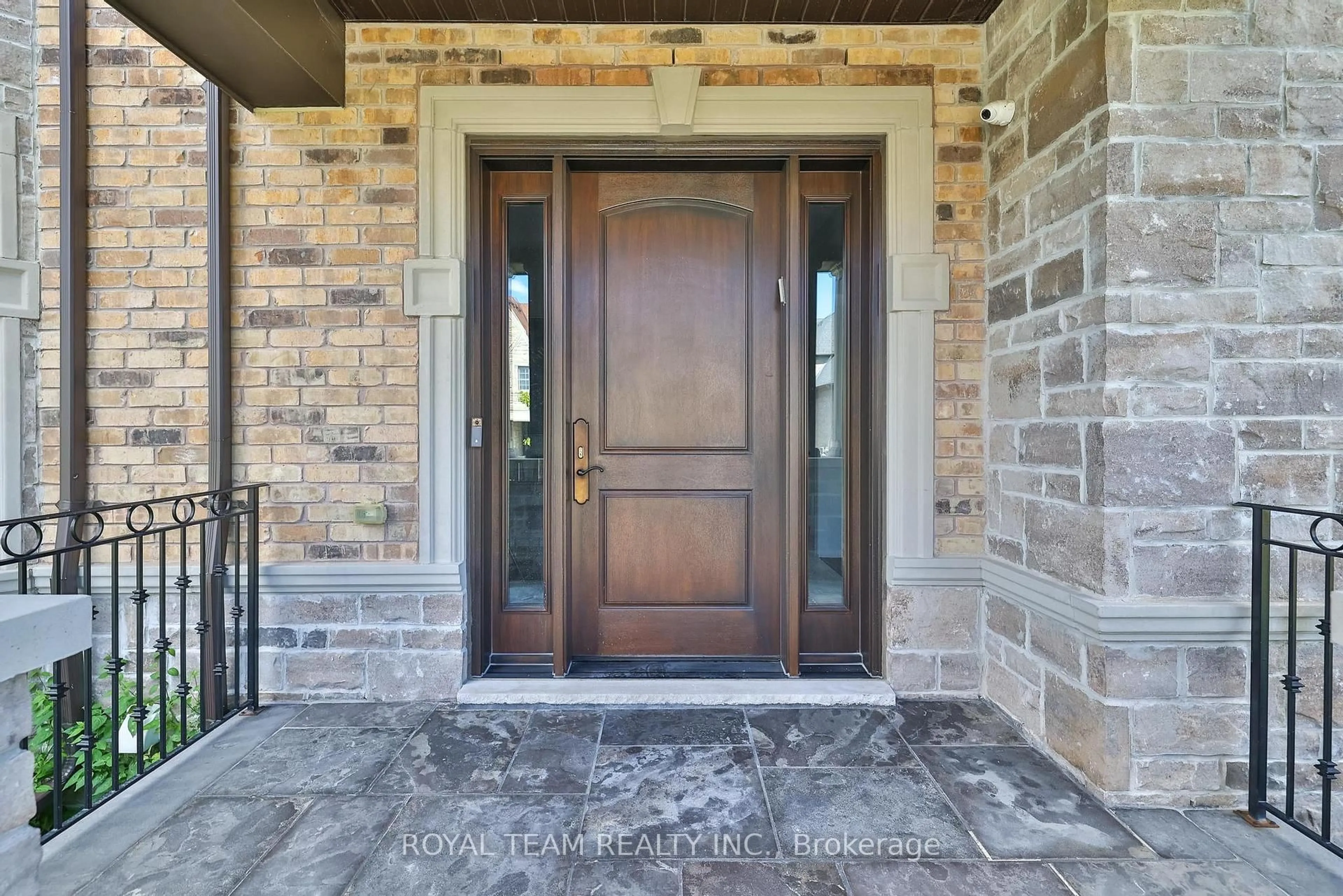 Indoor entryway for 1 Ria Crt, King Ontario L7B 0B9