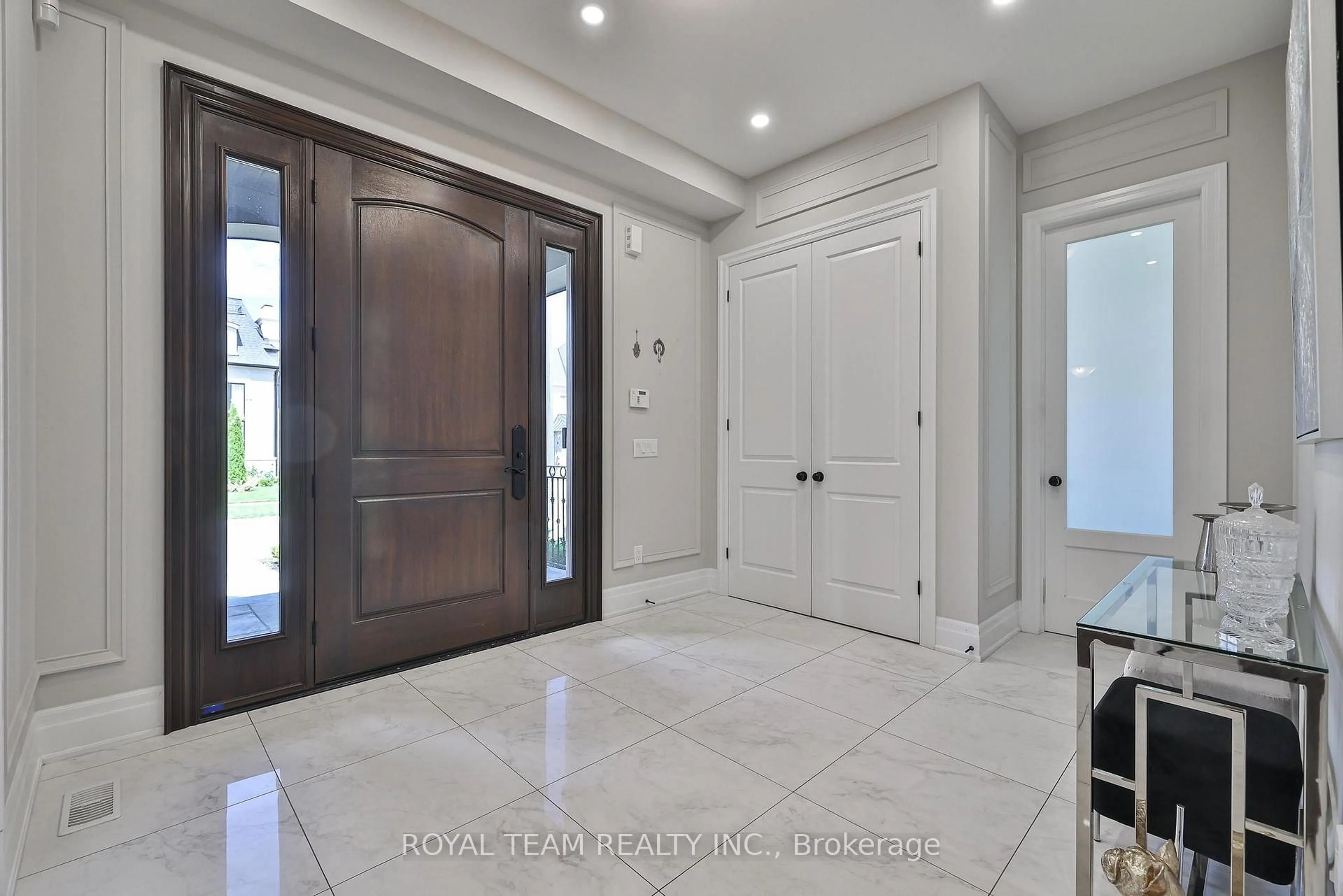 Indoor entryway for 1 Ria Crt, King Ontario L7B 0B9