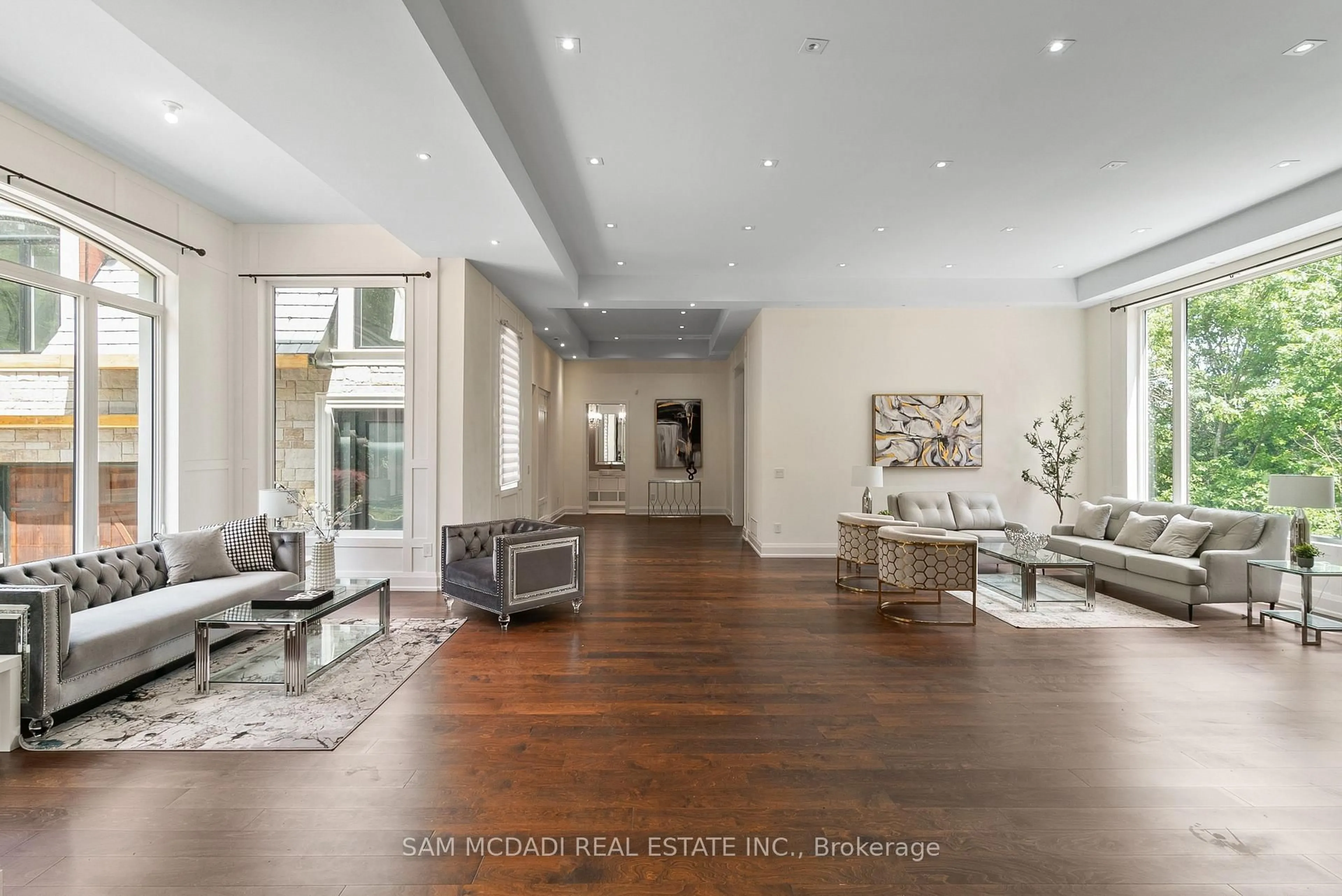 Indoor foyer for 15 Glenview Heights Lane, King Ontario L3Y 4V9