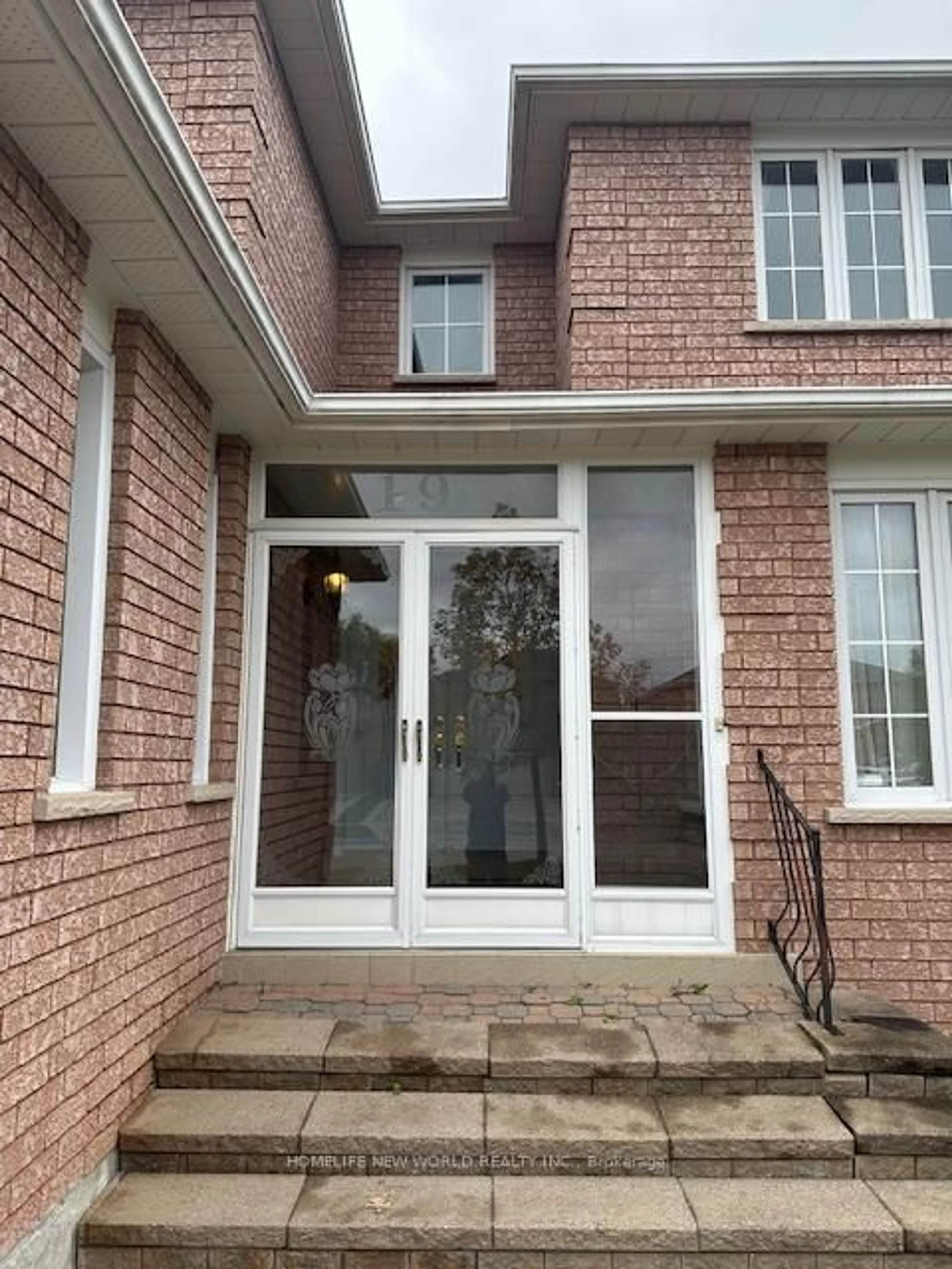 Indoor entryway for 19 Leno Mills Ave, Richmond Hill Ontario L4S 1J3