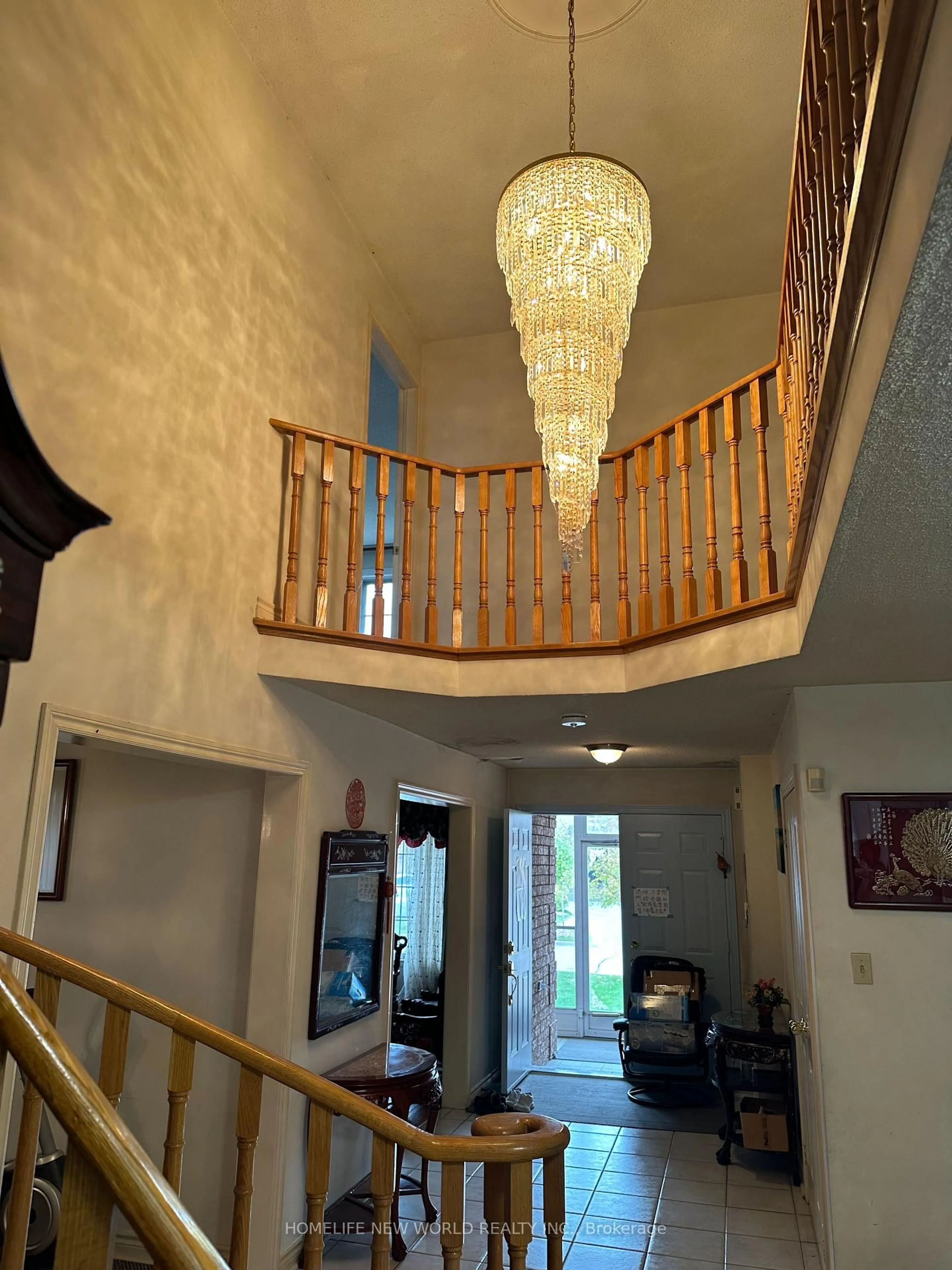 Indoor foyer for 19 Leno Mills Ave, Richmond Hill Ontario L4S 1J3