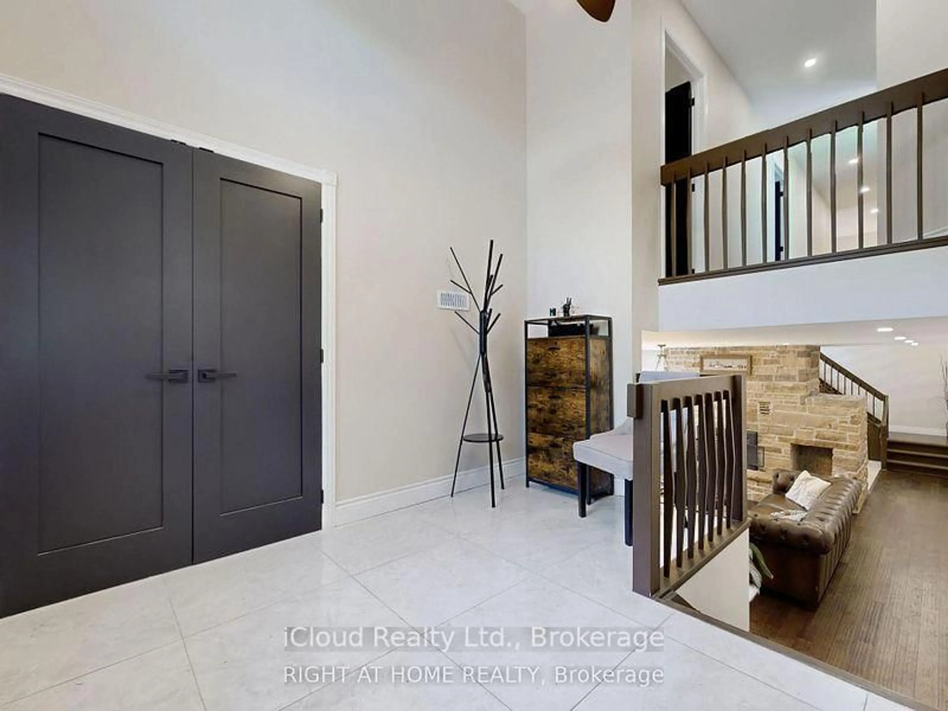 Indoor entryway for 2580 LAKERIDGE Rd, Uxbridge Ontario L9P 1R4