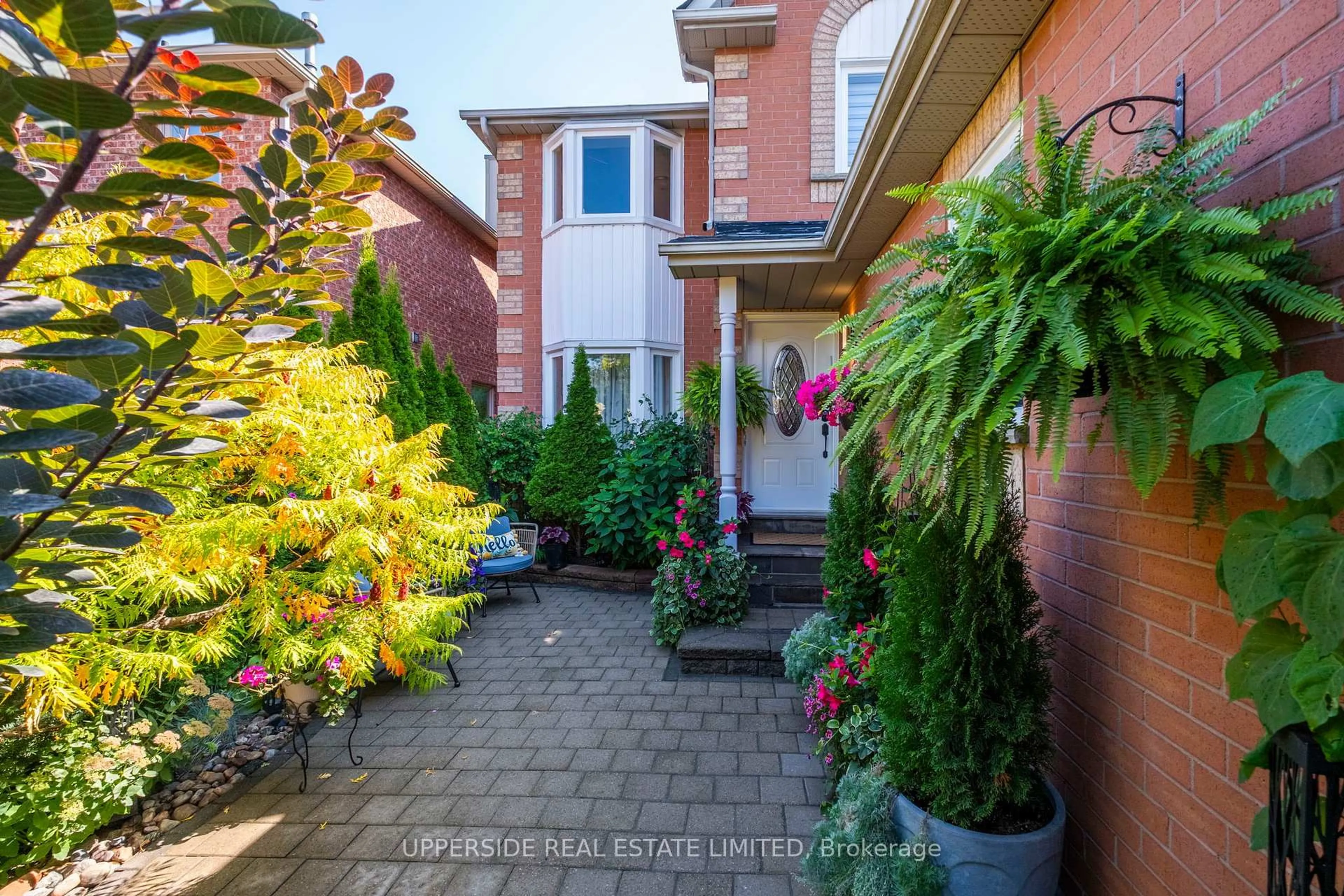 Patio, street for 167 Covent Cres, Aurora Ontario L4G 6P9