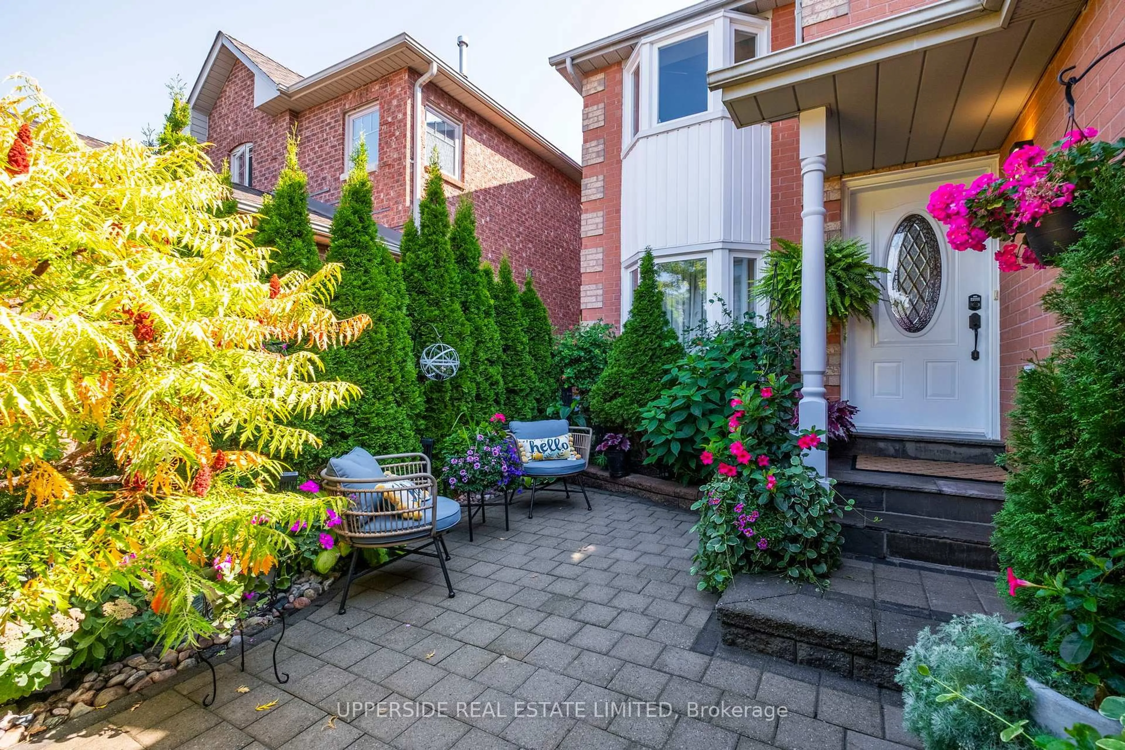 Patio, street for 167 Covent Cres, Aurora Ontario L4G 6P9