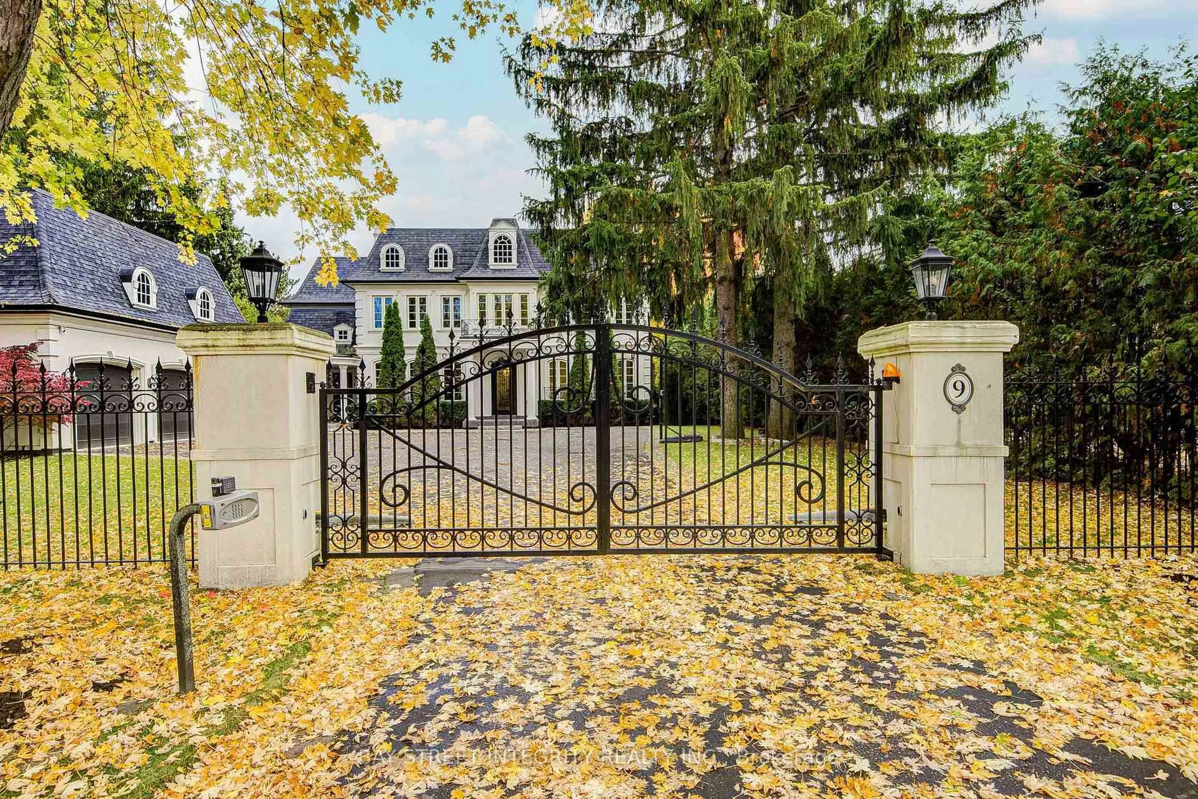 Unknown for 9 Highland Crt, Aurora Ontario L4G 2S9