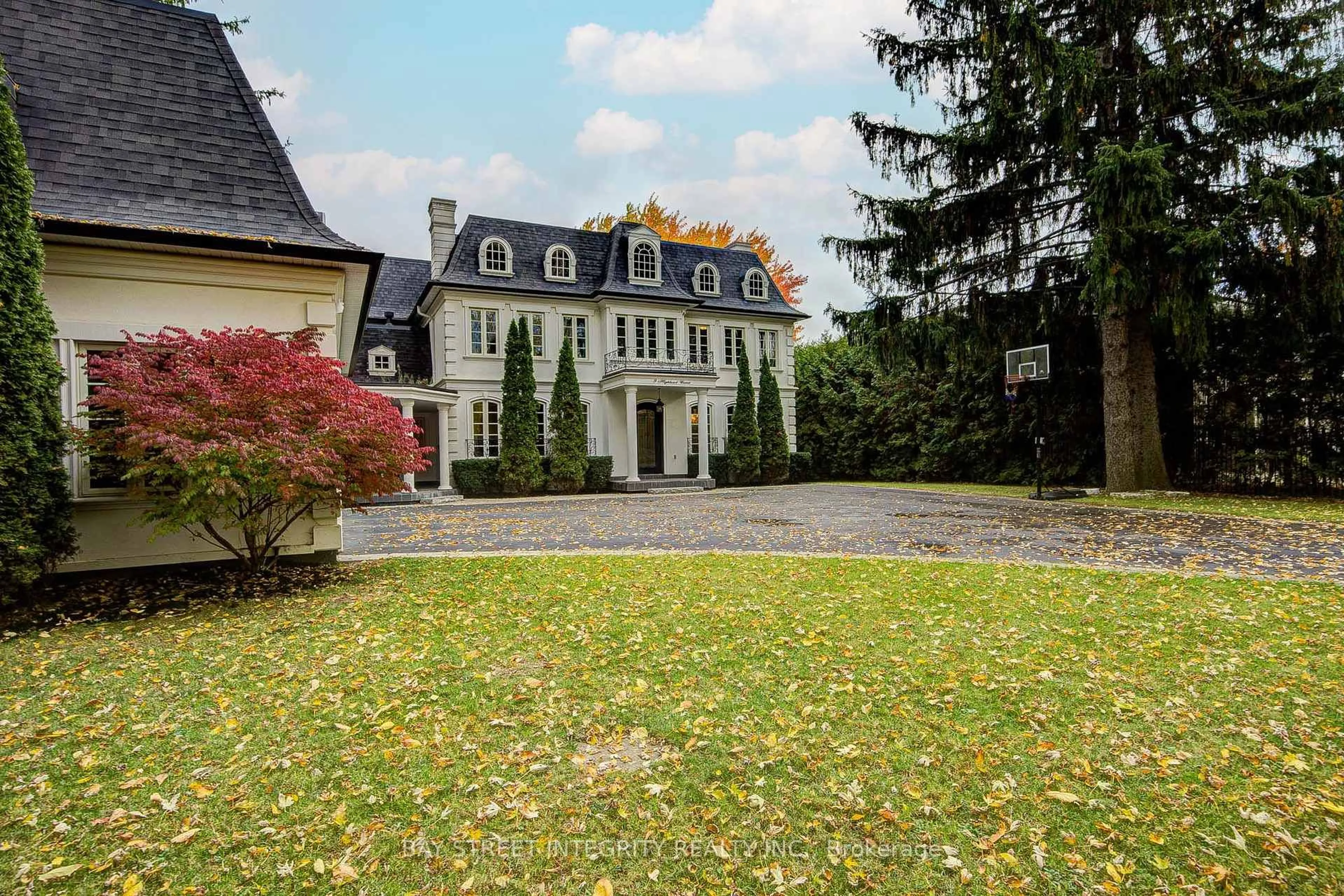 Patio, street for 9 Highland Crt, Aurora Ontario L4G 2S9