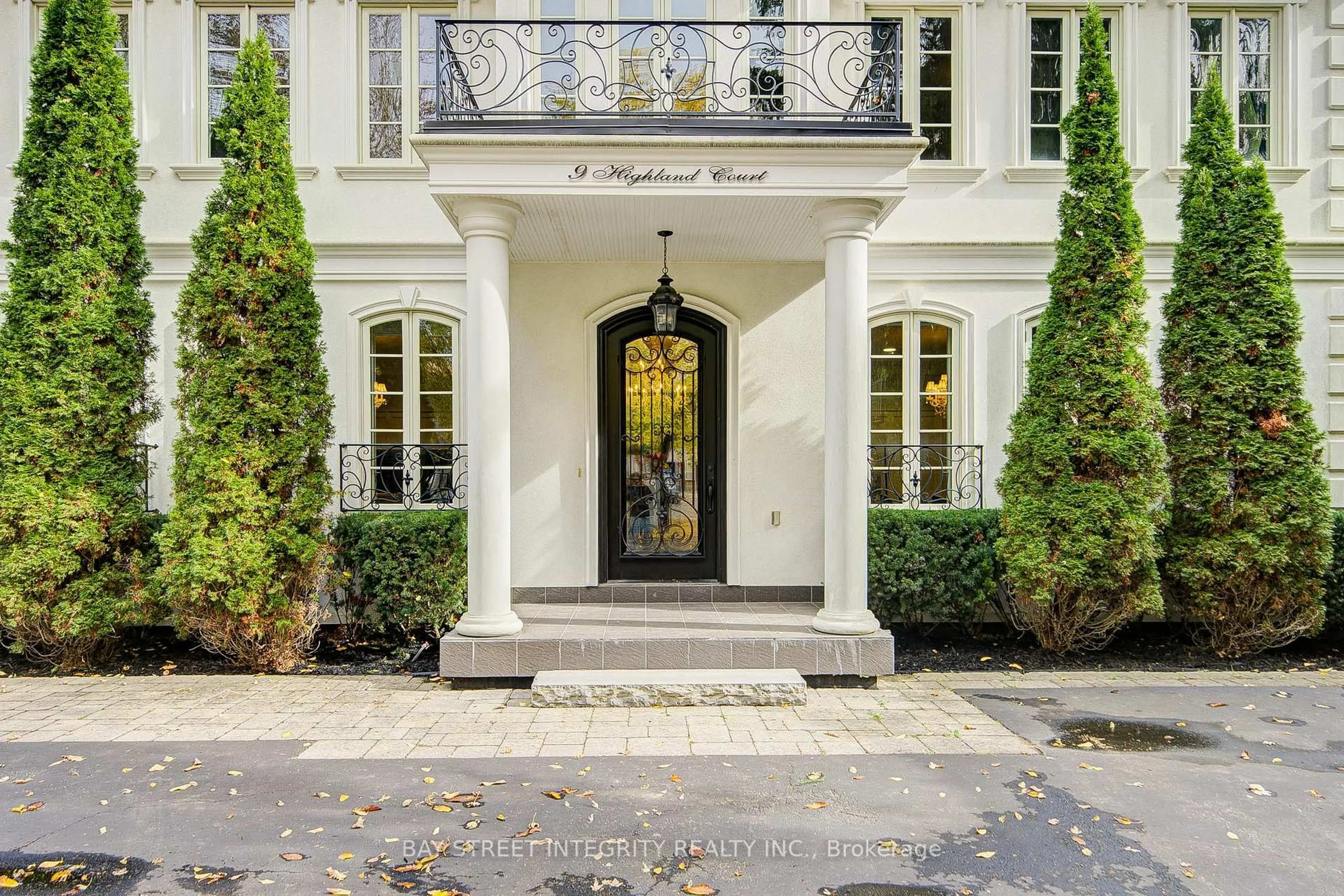 Indoor entryway for 9 Highland Crt, Aurora Ontario L4G 2S9