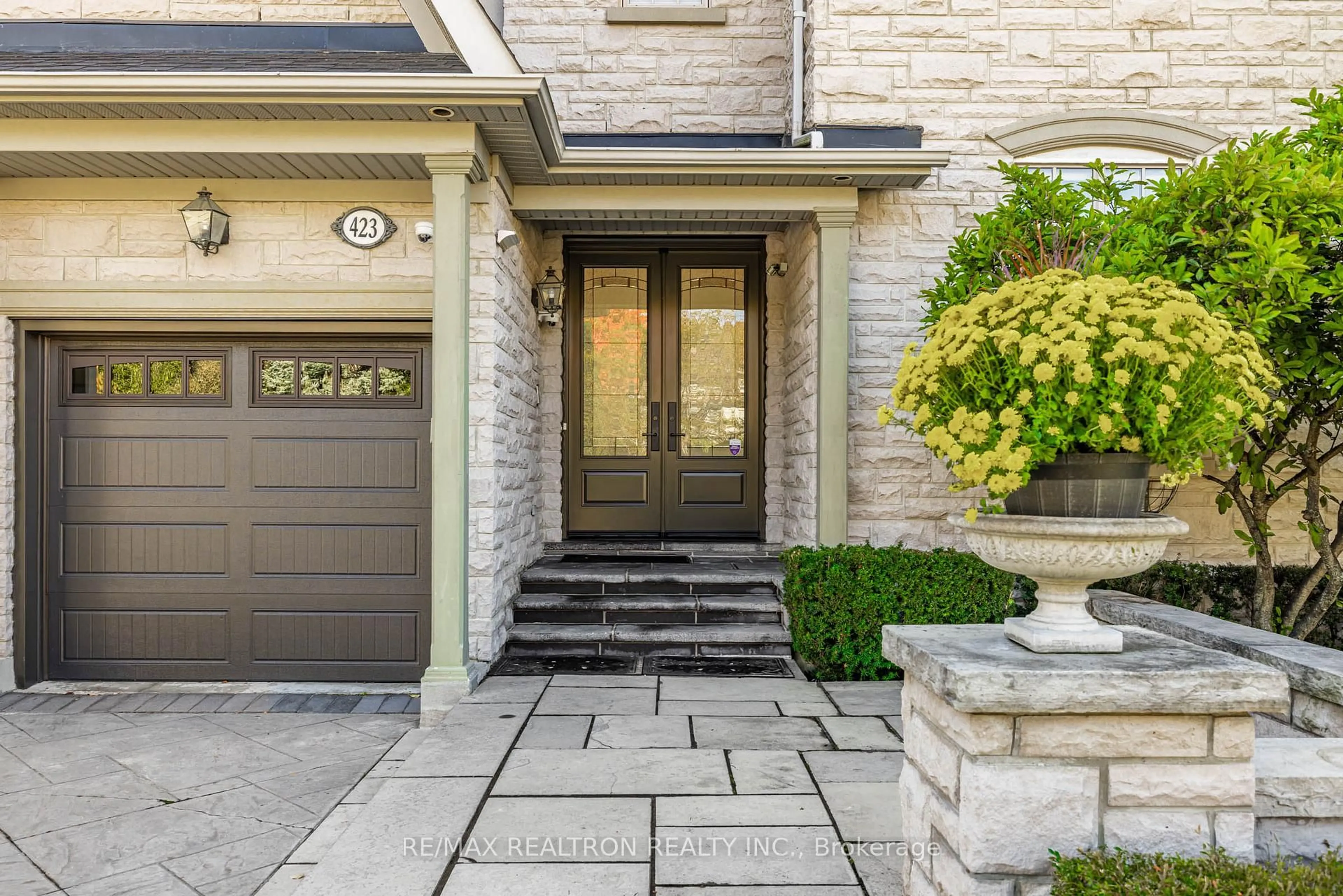 Home with brick exterior material, street for 423 Paradelle Dr, Richmond Hill Ontario L4E 4R9