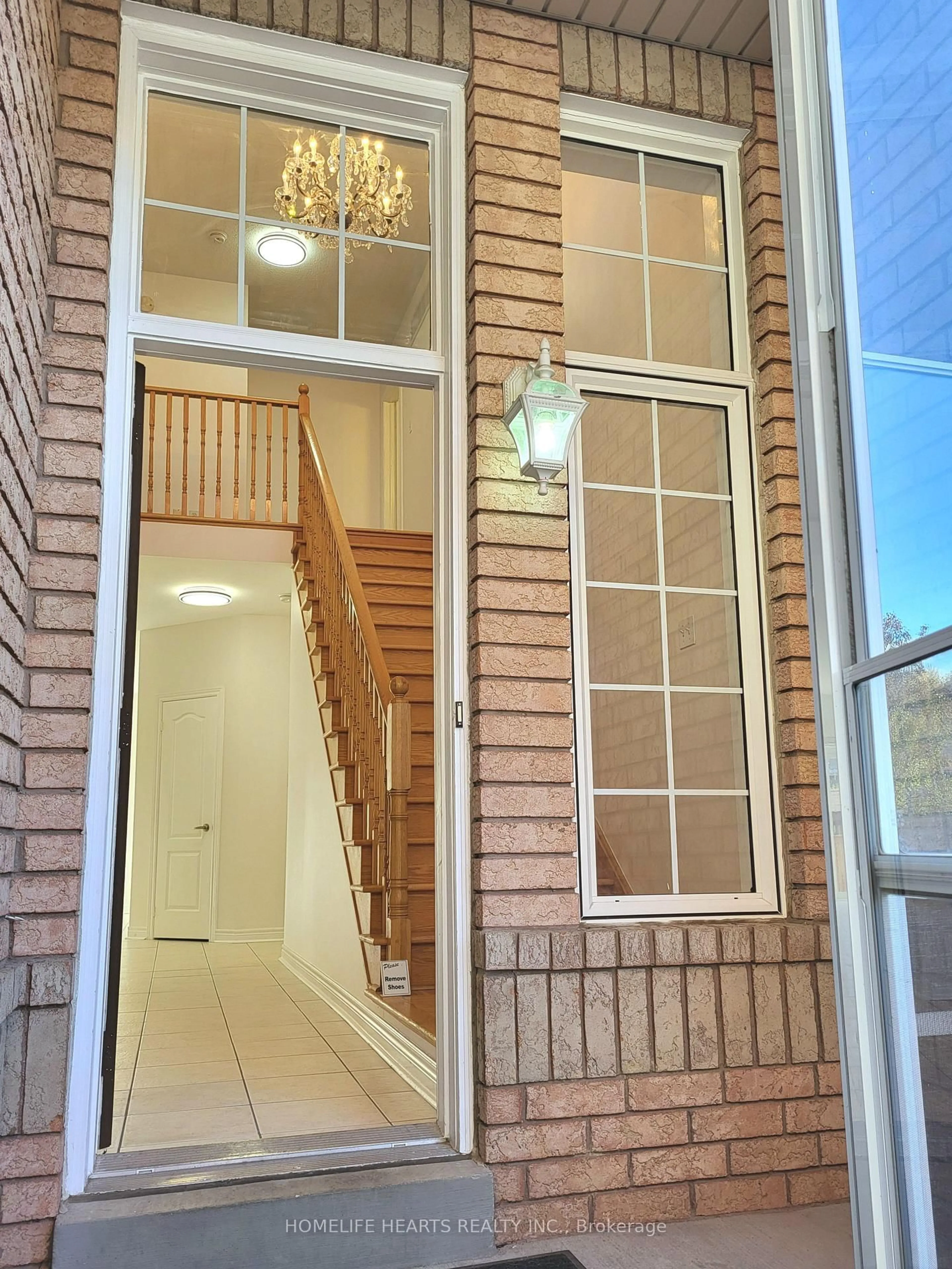 Indoor foyer for 15 Cattail Dr, Vaughan Ontario L4H 2K9