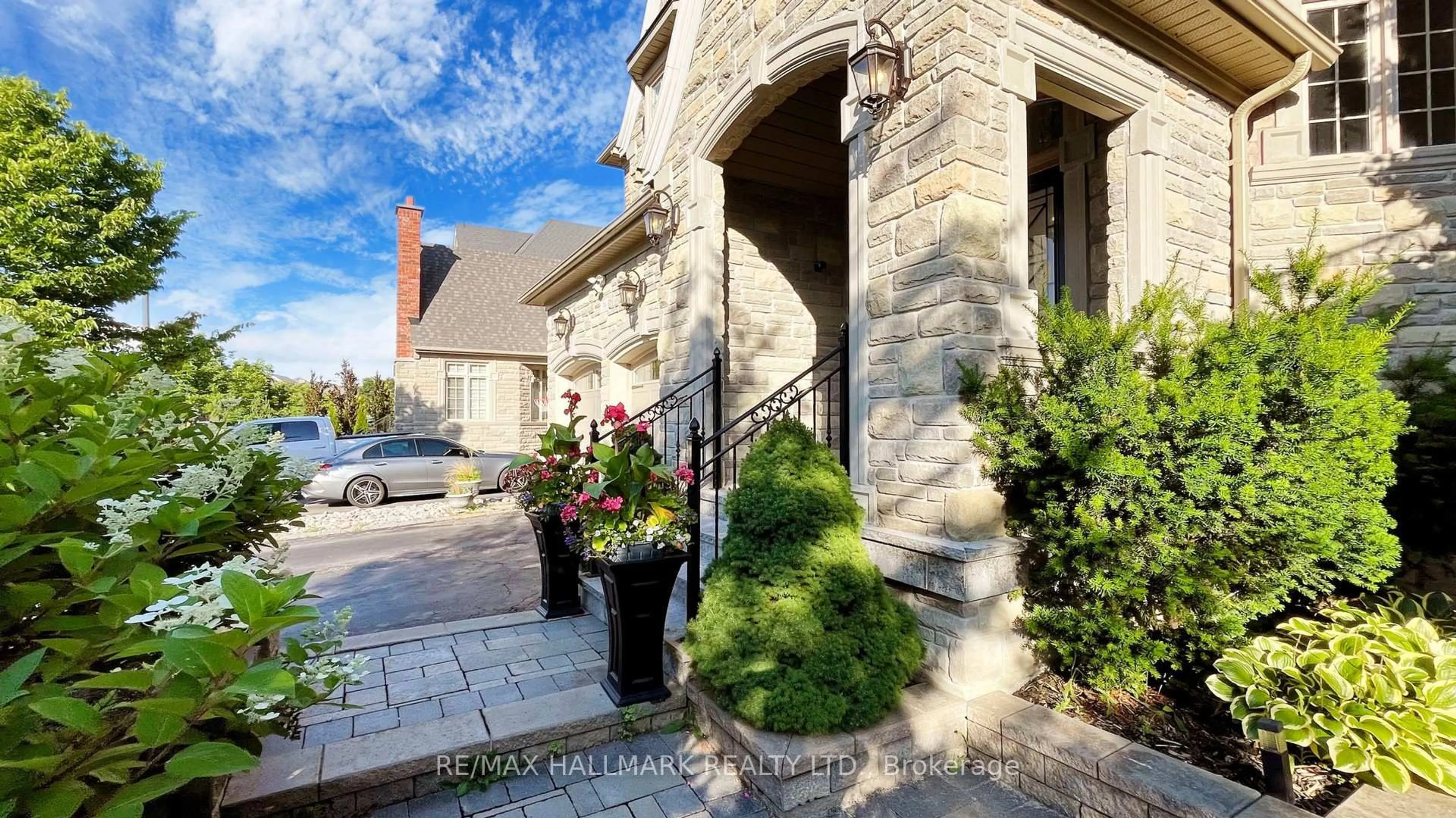 Indoor foyer for 39 Lilly Valley Cres, King Ontario L7B 0B5