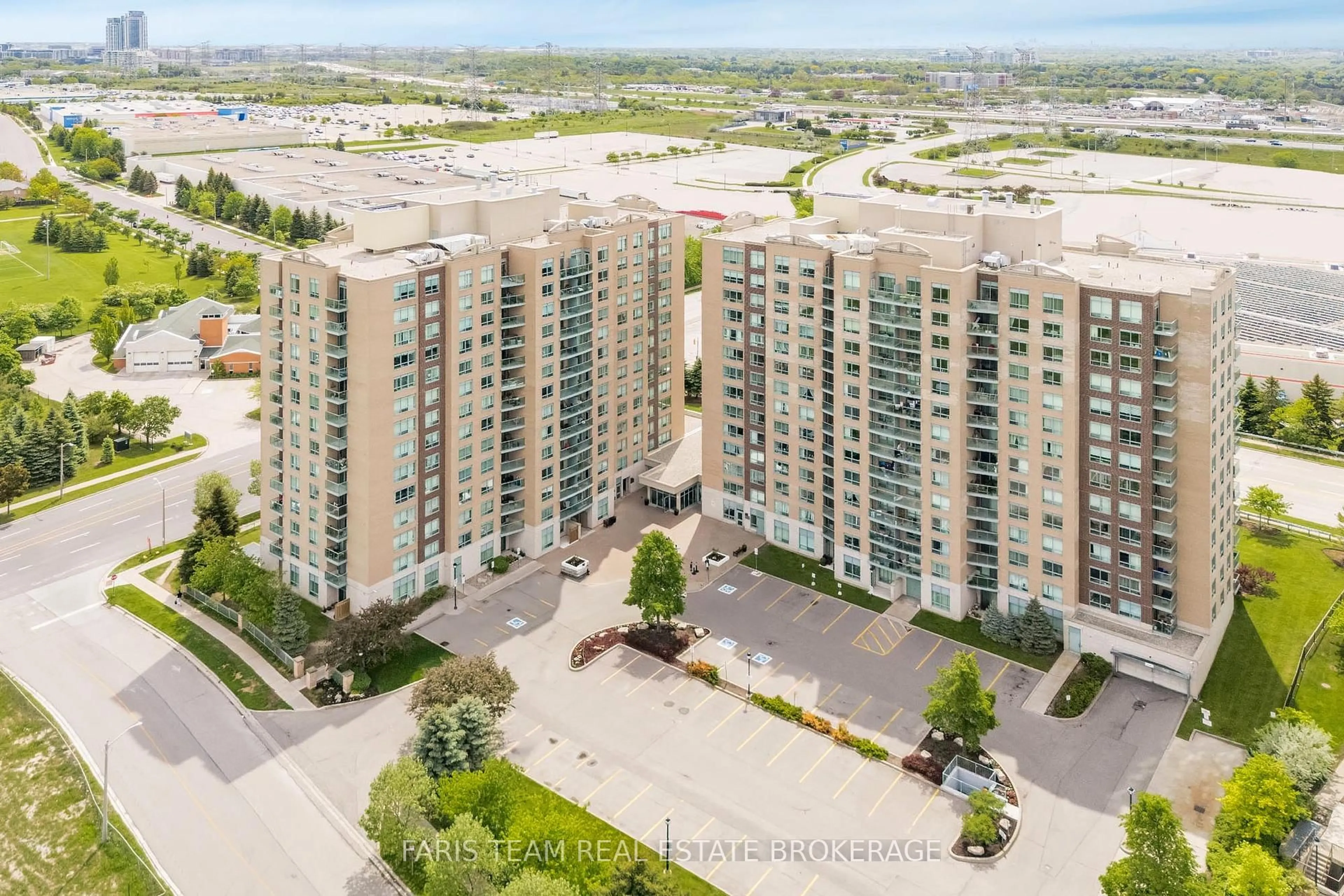 A pic from outside/outdoor area/front of a property/back of a property/a pic from drone, city buildings view from balcony for 11 Oneida Cres #407, Richmond Hill Ontario L4B 0A1