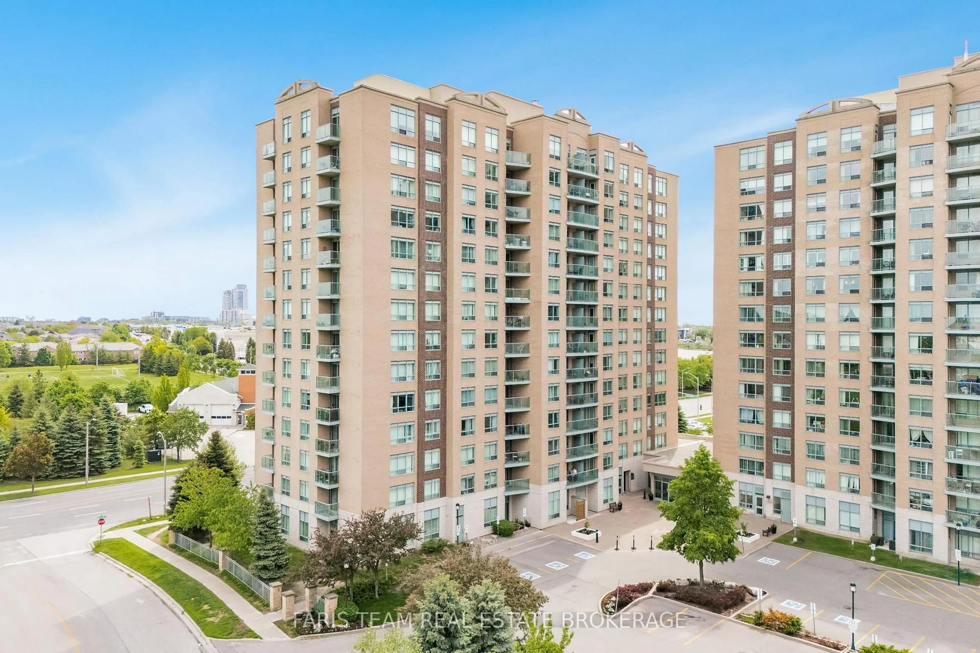 A pic from outside/outdoor area/front of a property/back of a property/a pic from drone, city buildings view from balcony for 11 Oneida Cres #407, Richmond Hill Ontario L4B 0A1