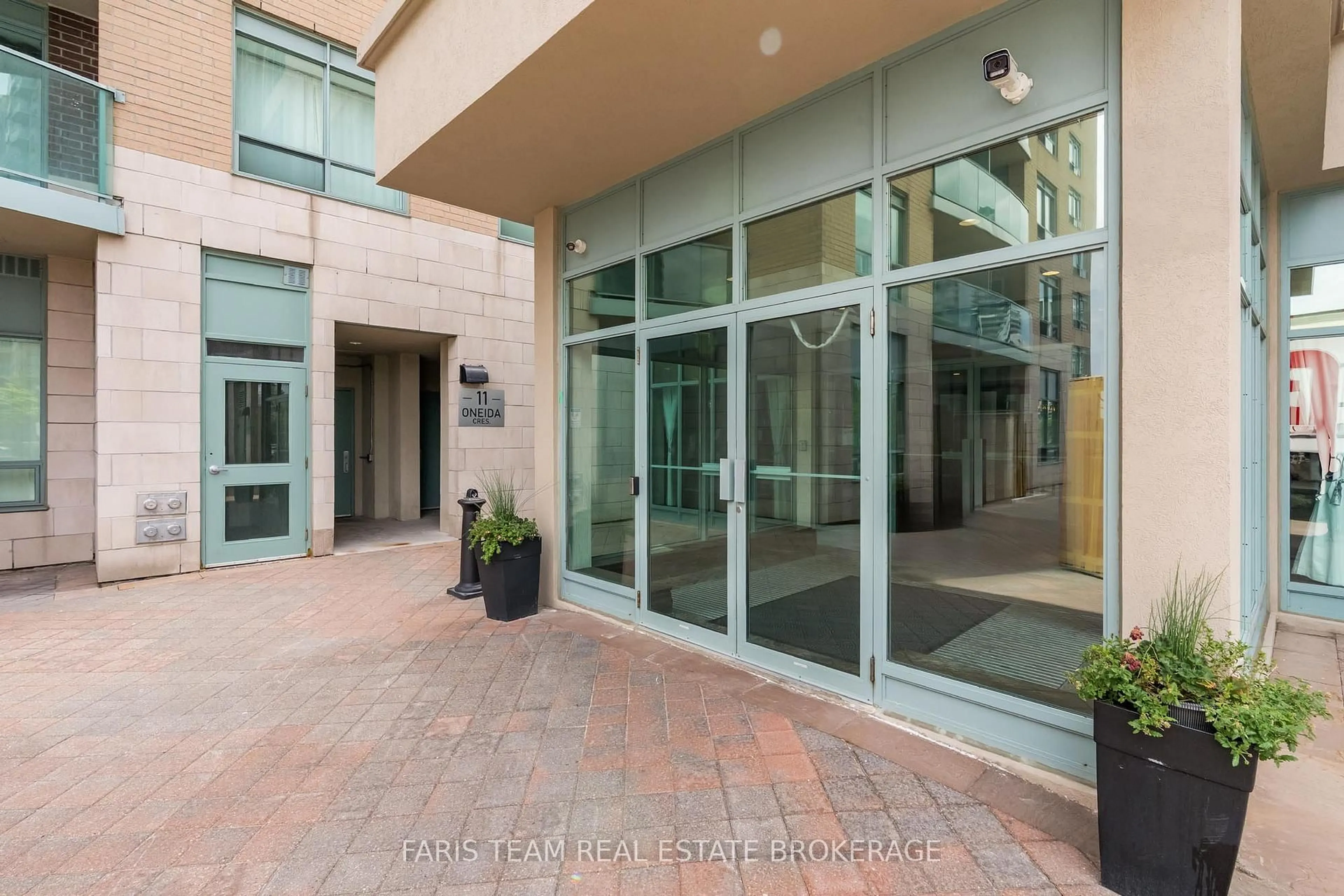 Indoor foyer for 11 Oneida Cres #407, Richmond Hill Ontario L4B 0A1