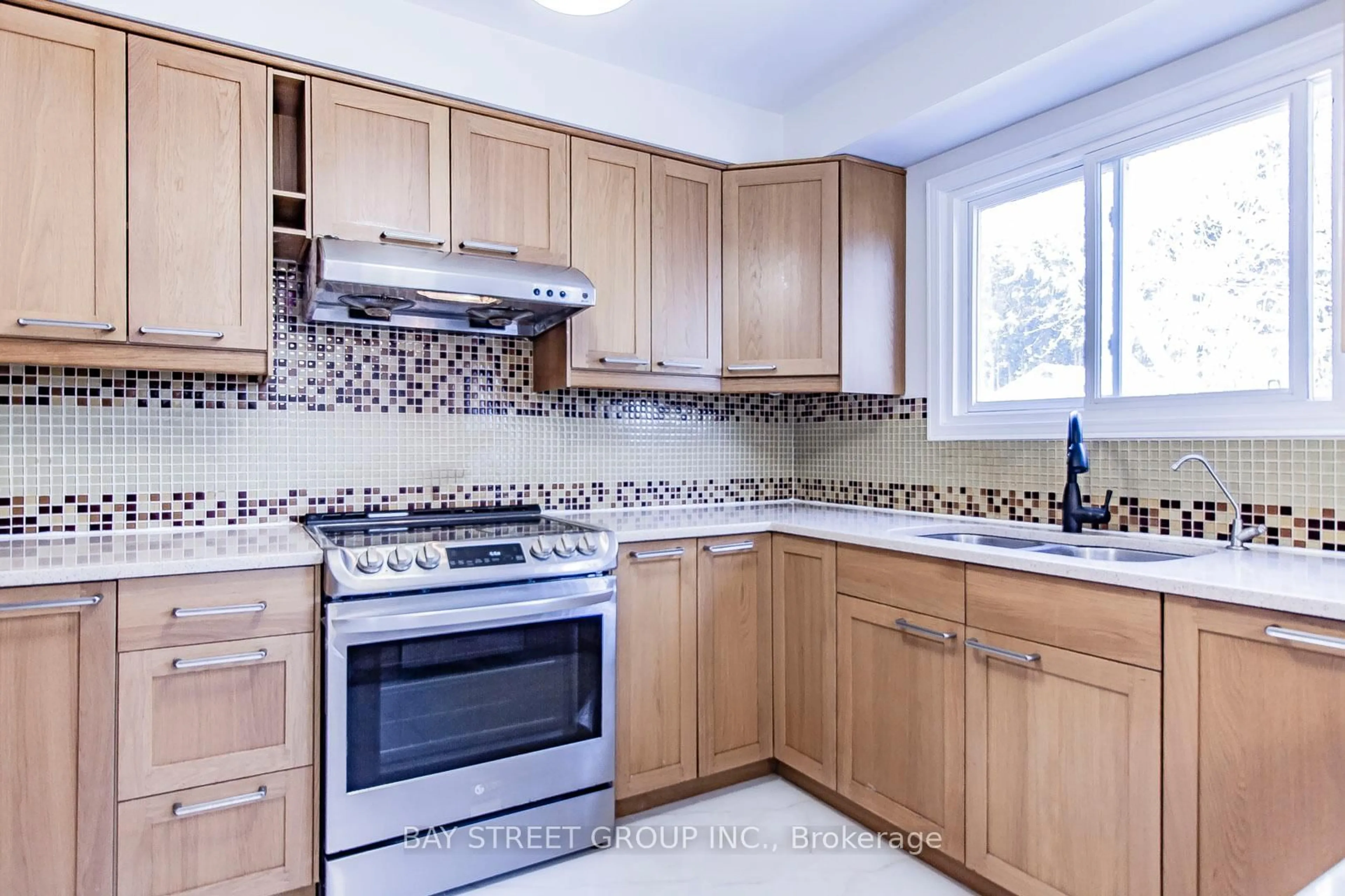 Standard kitchen, ceramic/tile floor for 300 Fincham Ave, Markham Ontario L3P 4E7
