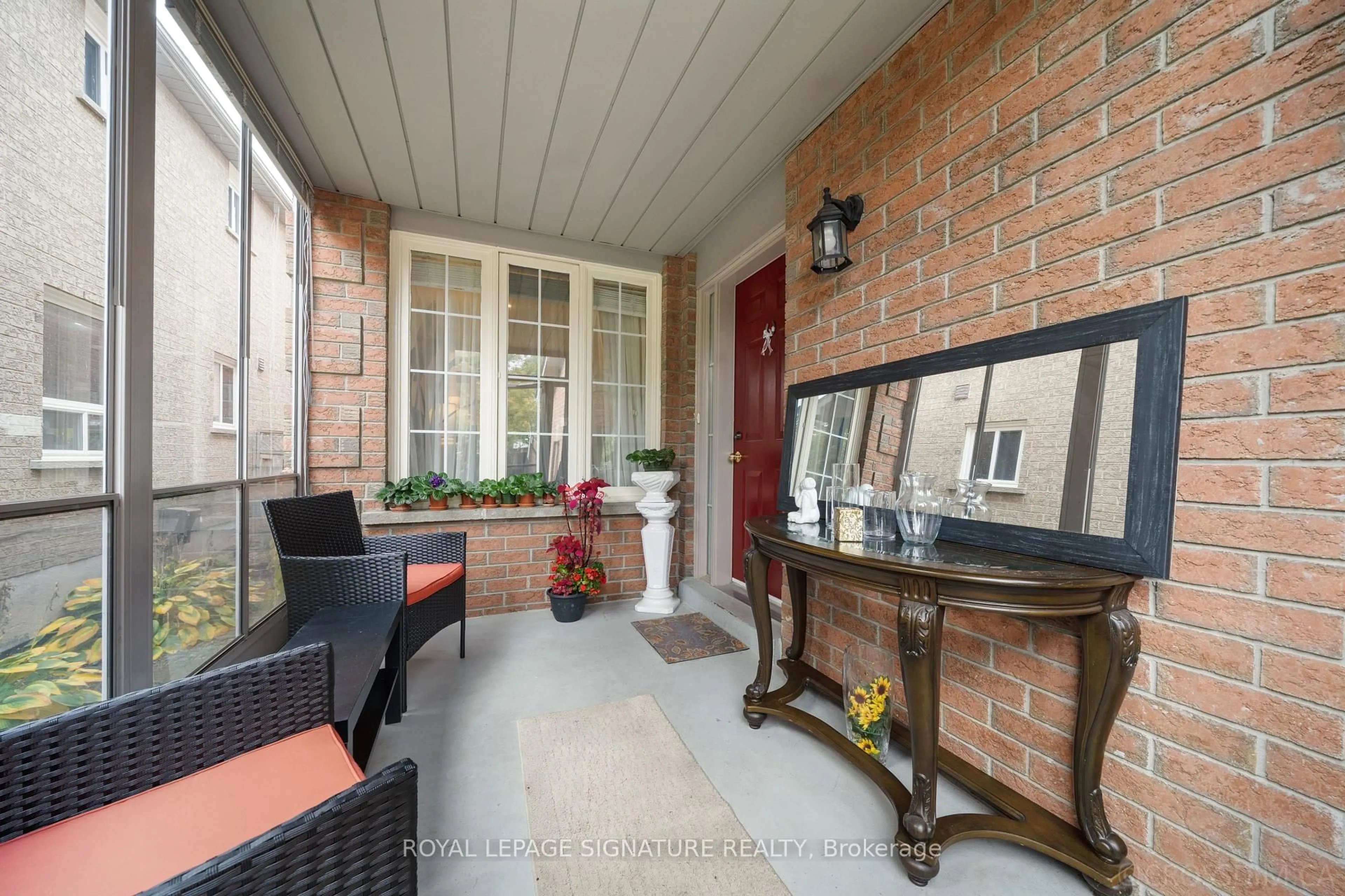 Patio, street for 584 Willowick Dr, Newmarket Ontario L3X 2A9