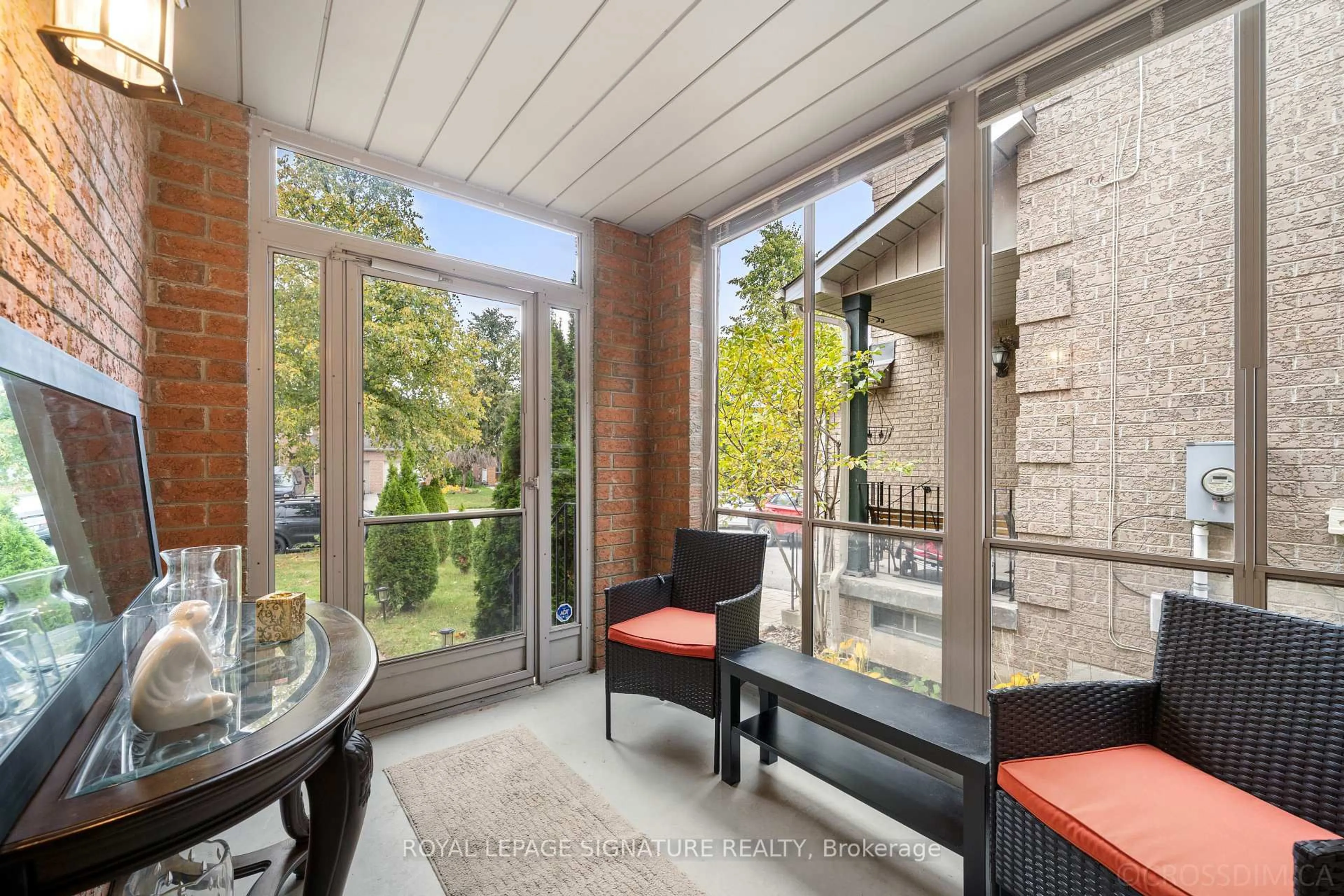 Patio, street for 584 Willowick Dr, Newmarket Ontario L3X 2A9