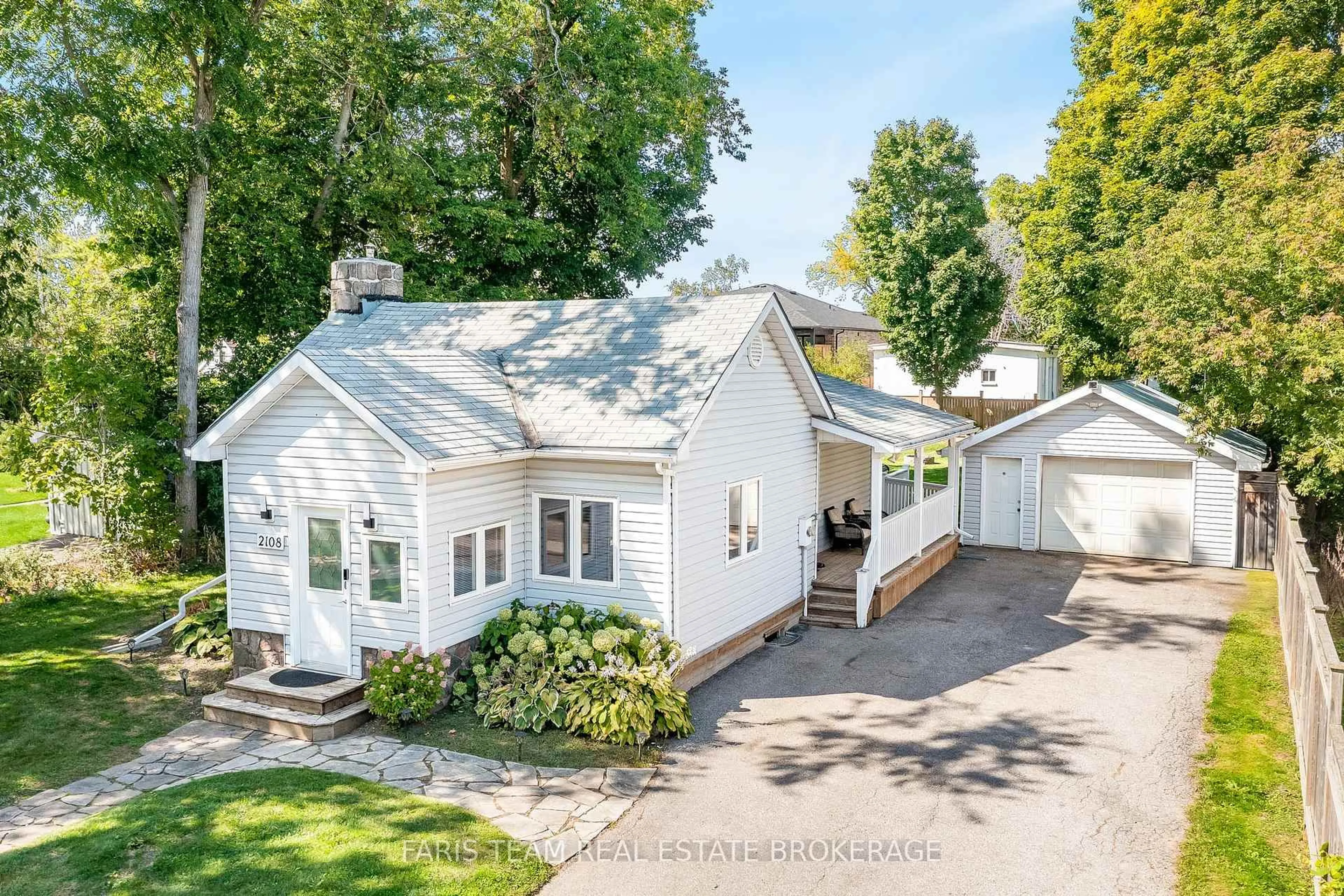 A pic from outside/outdoor area/front of a property/back of a property/a pic from drone, street for 2108 Victoria St, Innisfil Ontario L9S 1K4