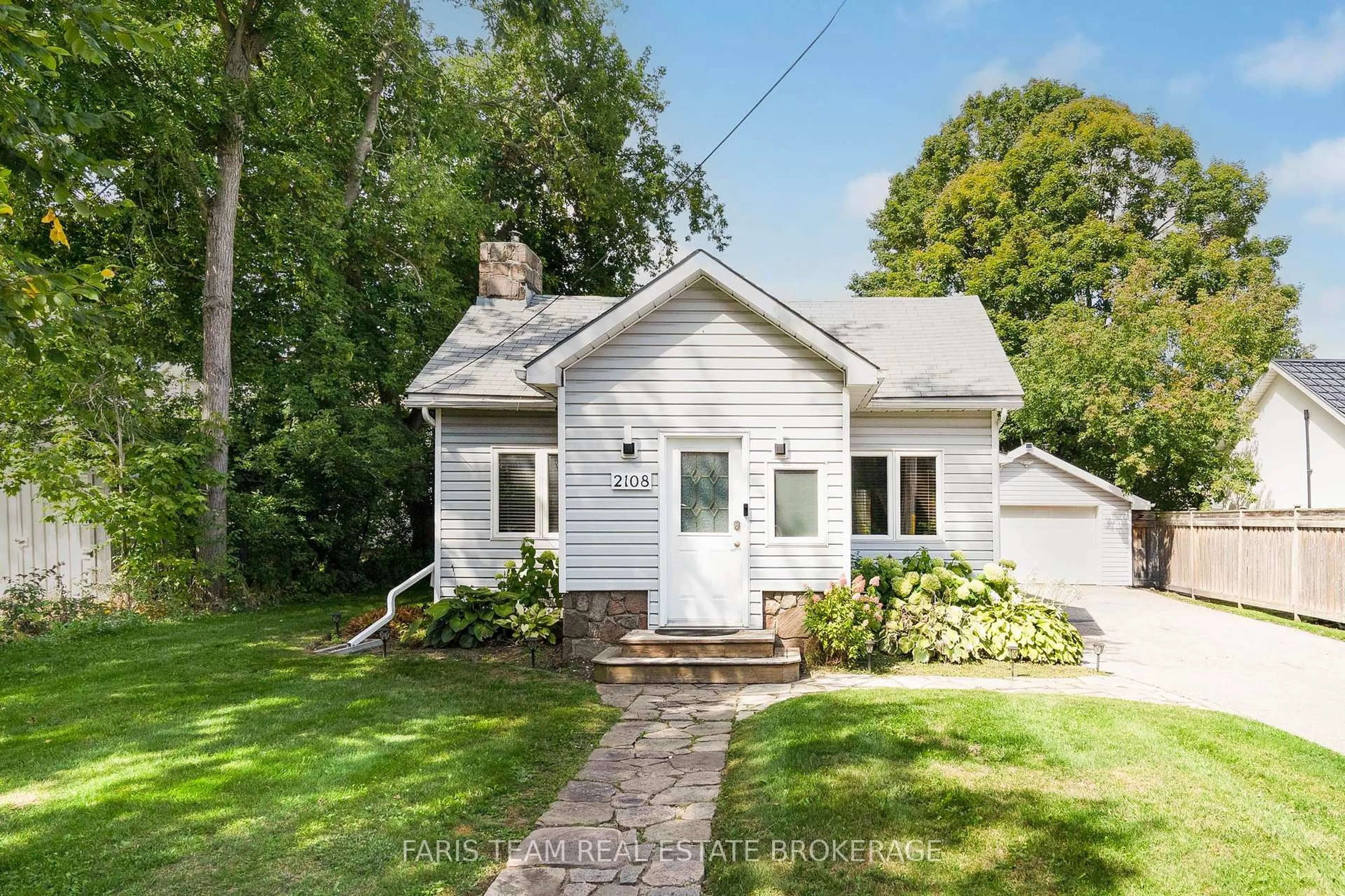 A pic from outside/outdoor area/front of a property/back of a property/a pic from drone, street for 2108 Victoria St, Innisfil Ontario L9S 1K4