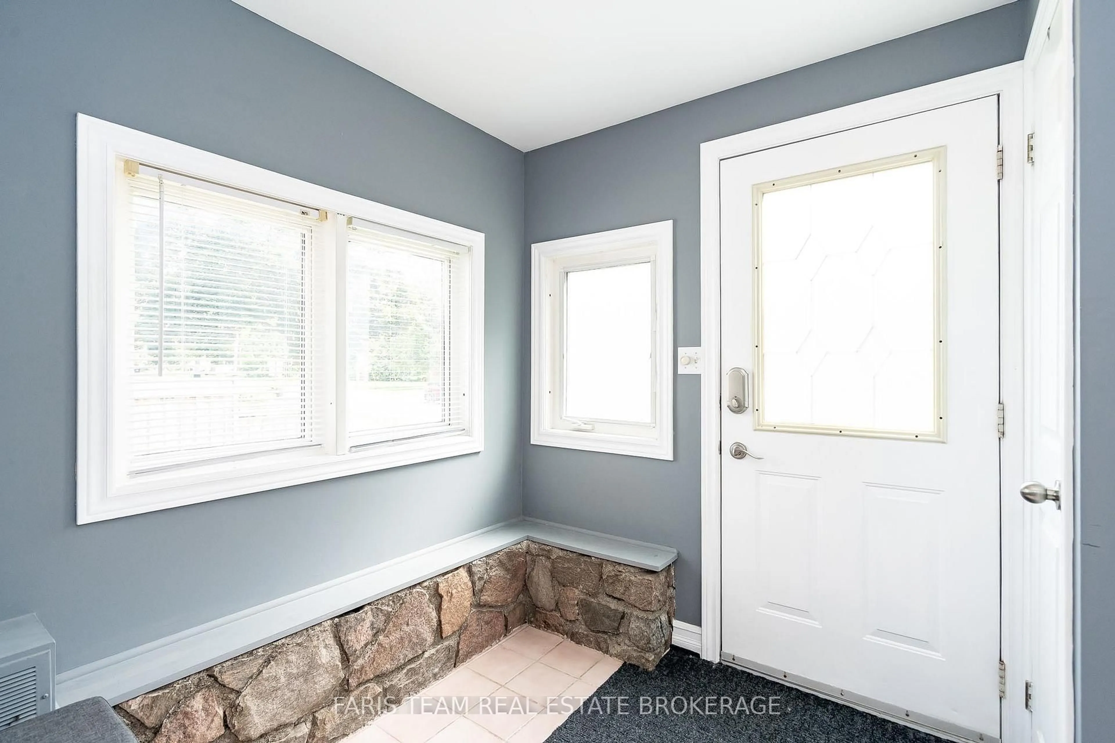 Indoor entryway for 2108 Victoria St, Innisfil Ontario L9S 1K4