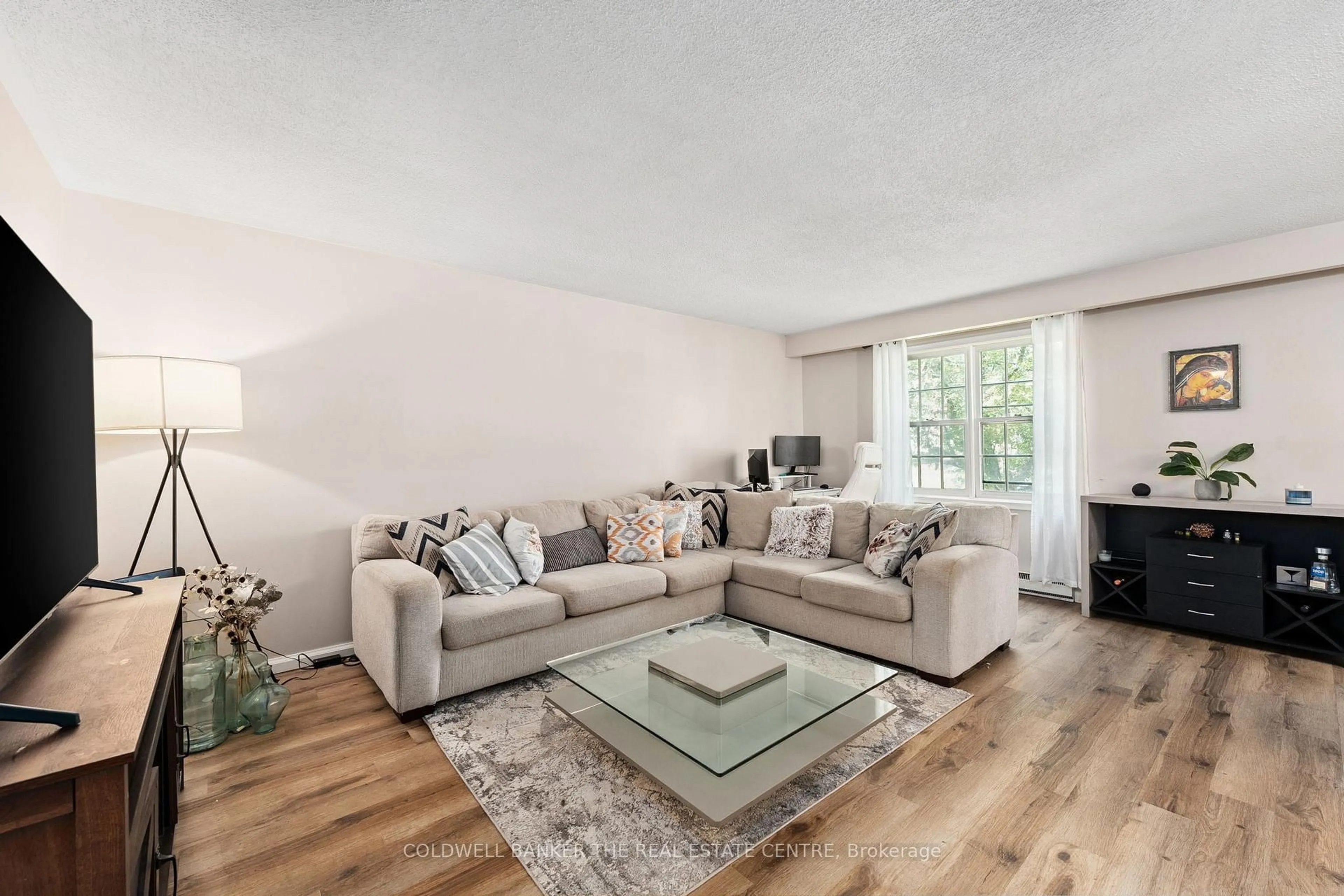 Living room with furniture, unknown for 60 Pringle Ave, Markham Ontario L3P 2P4