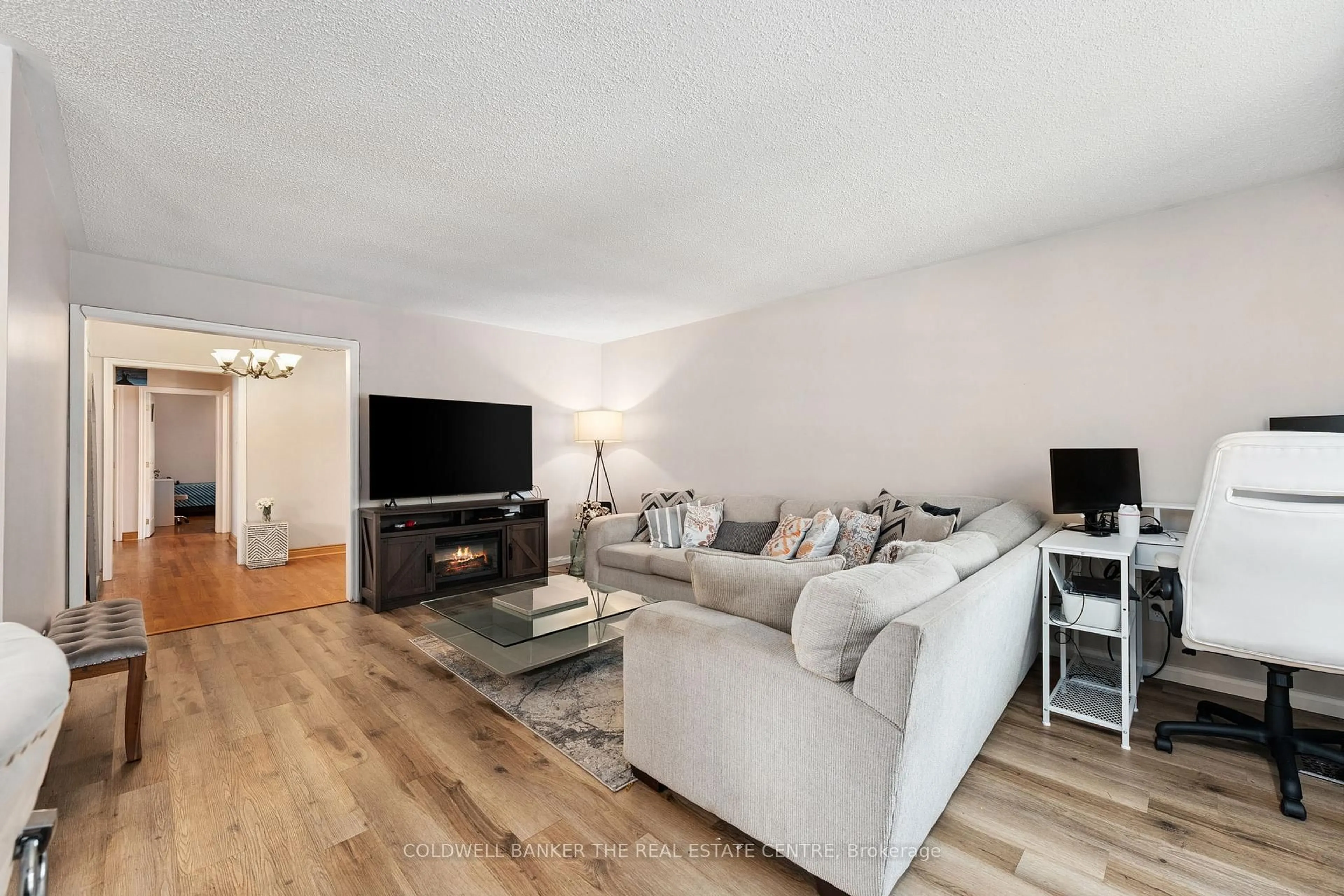 Living room with furniture, wood/laminate floor for 60 Pringle Ave, Markham Ontario L3P 2P4