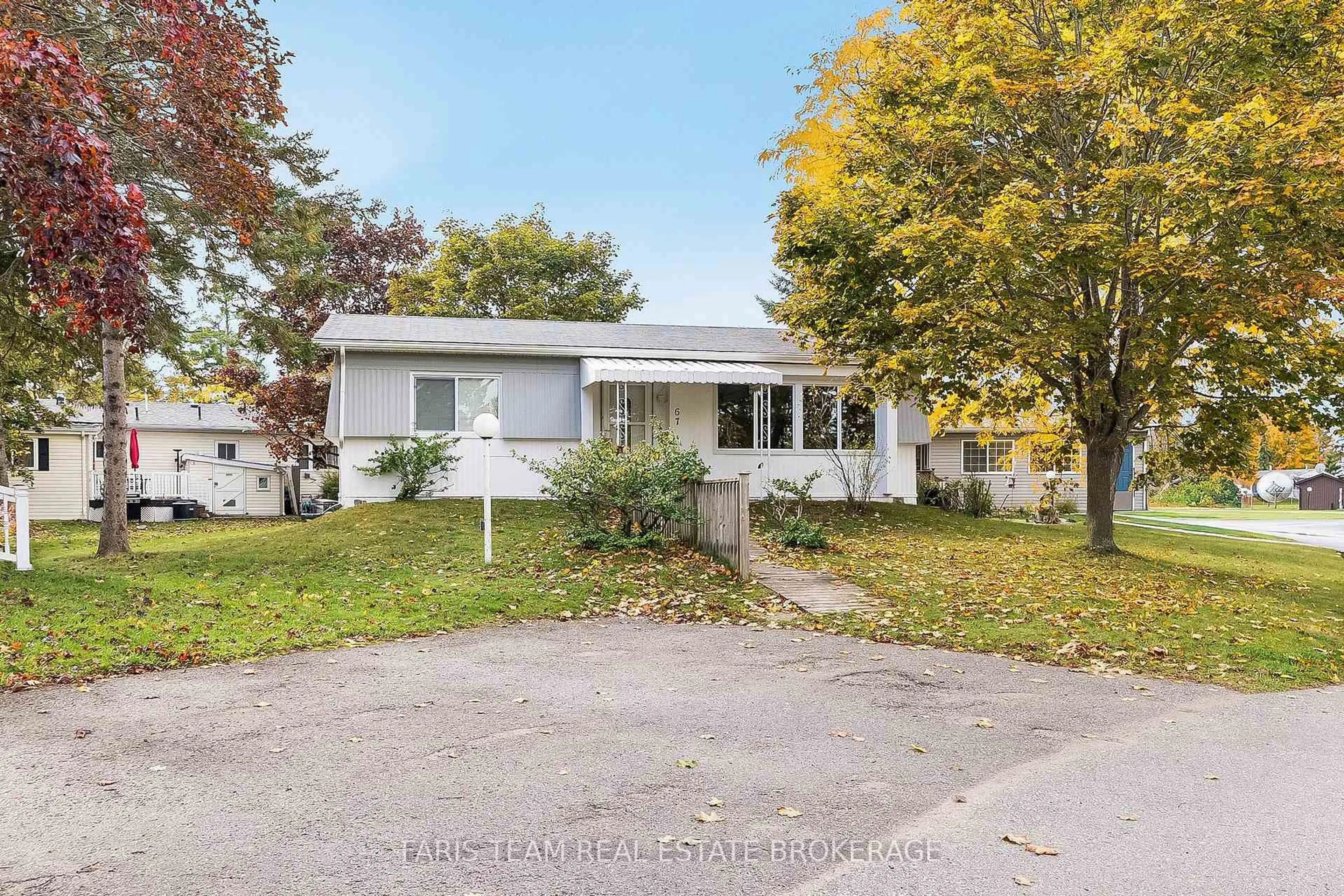 A pic from outside/outdoor area/front of a property/back of a property/a pic from drone, street for 67 Main St, Innisfil Ontario L9S 1N2