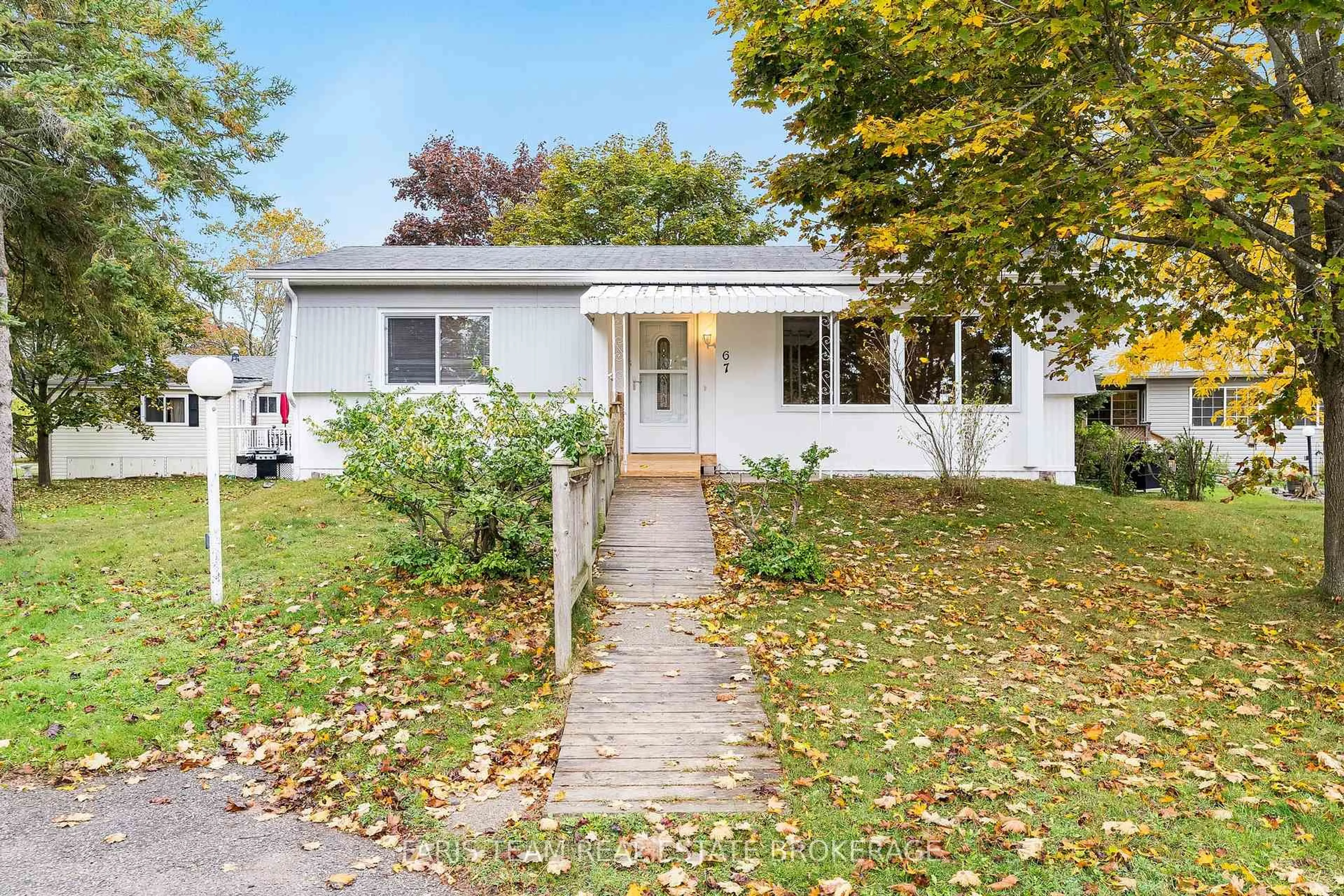 Home with vinyl exterior material, street for 67 Main St, Innisfil Ontario L9S 1N2