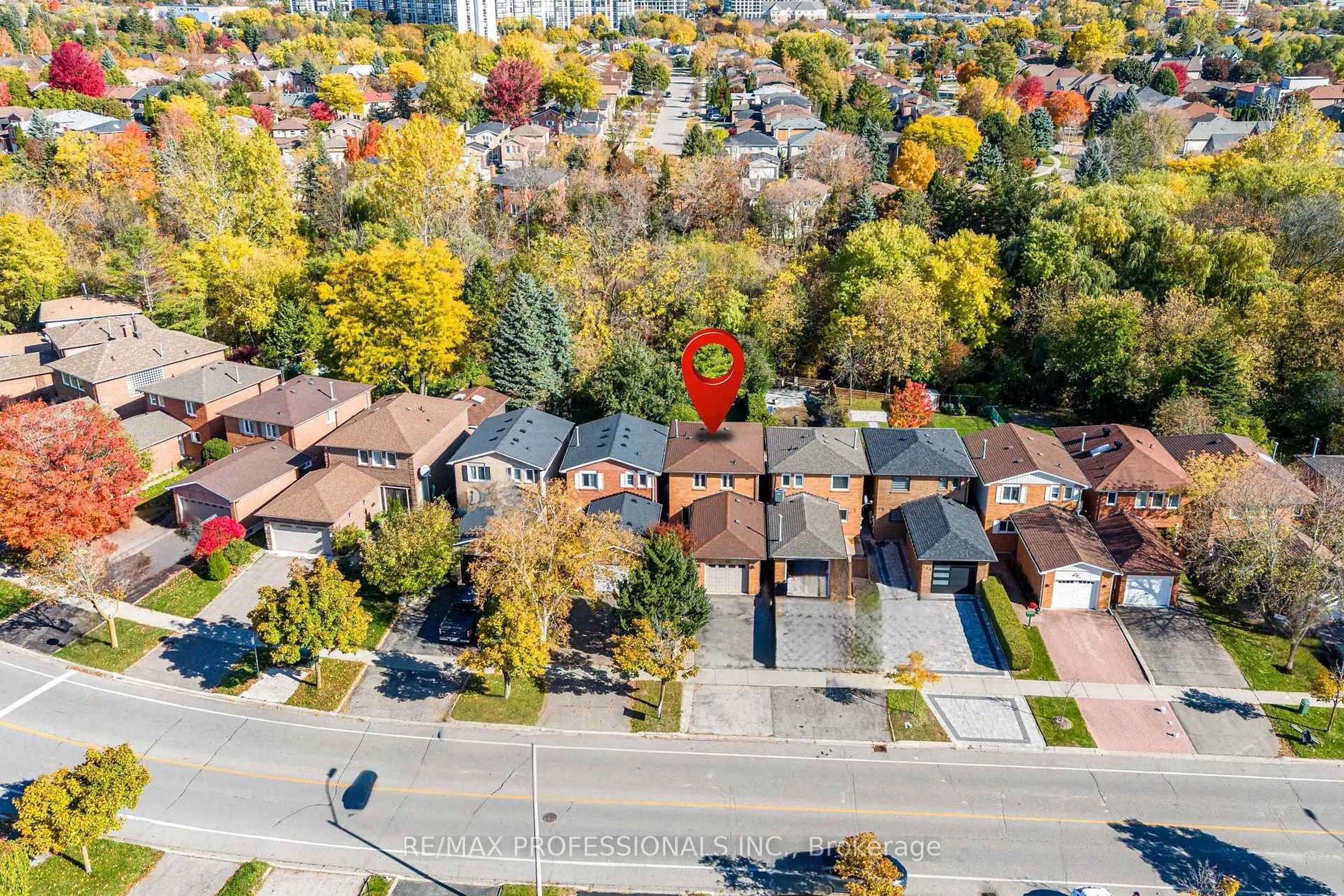 A pic from outside/outdoor area/front of a property/back of a property/a pic from drone, street for 125 Kersey Cres, Richmond Hill Ontario L4C 5X4