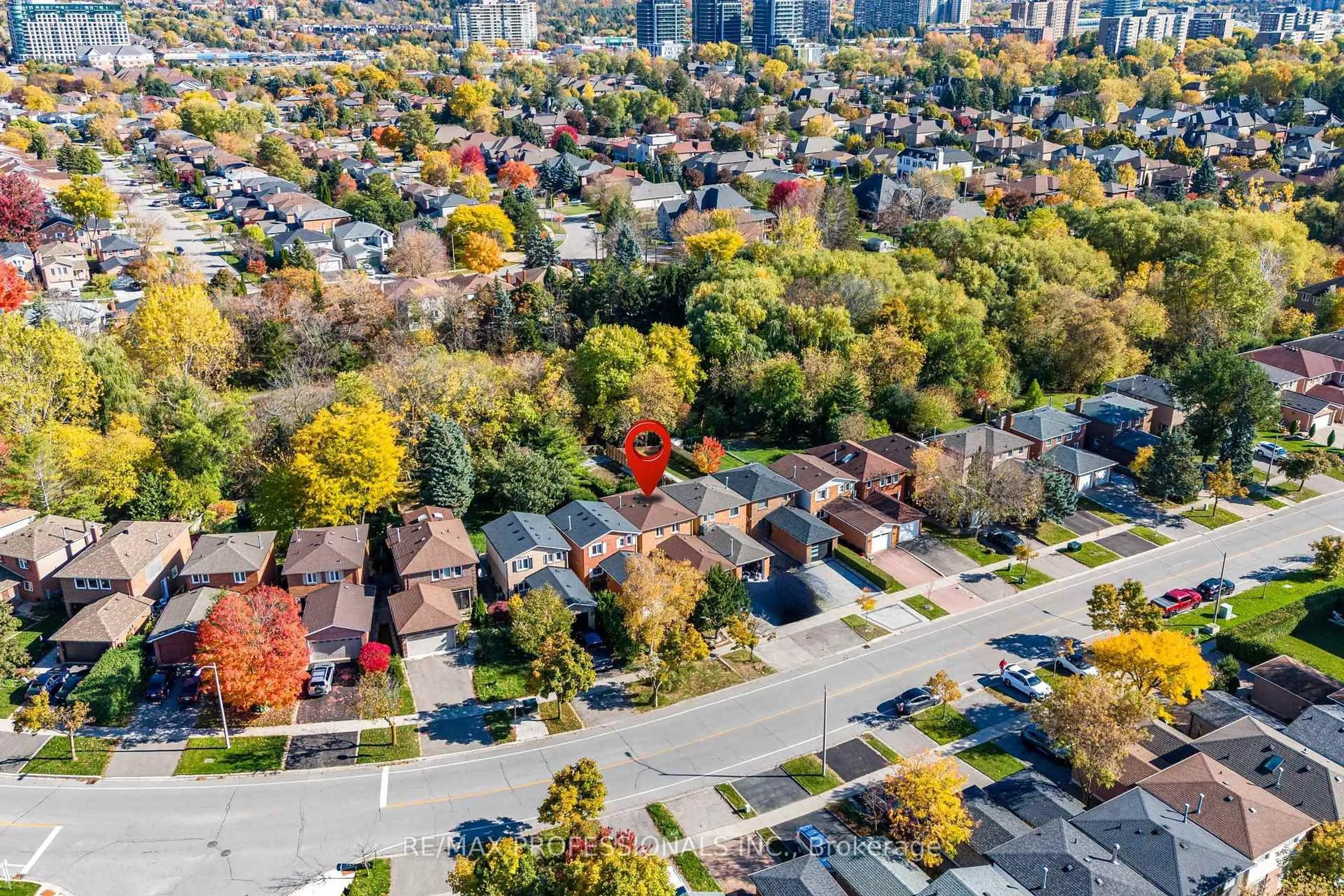 A pic from outside/outdoor area/front of a property/back of a property/a pic from drone, street for 125 Kersey Cres, Richmond Hill Ontario L4C 5X4